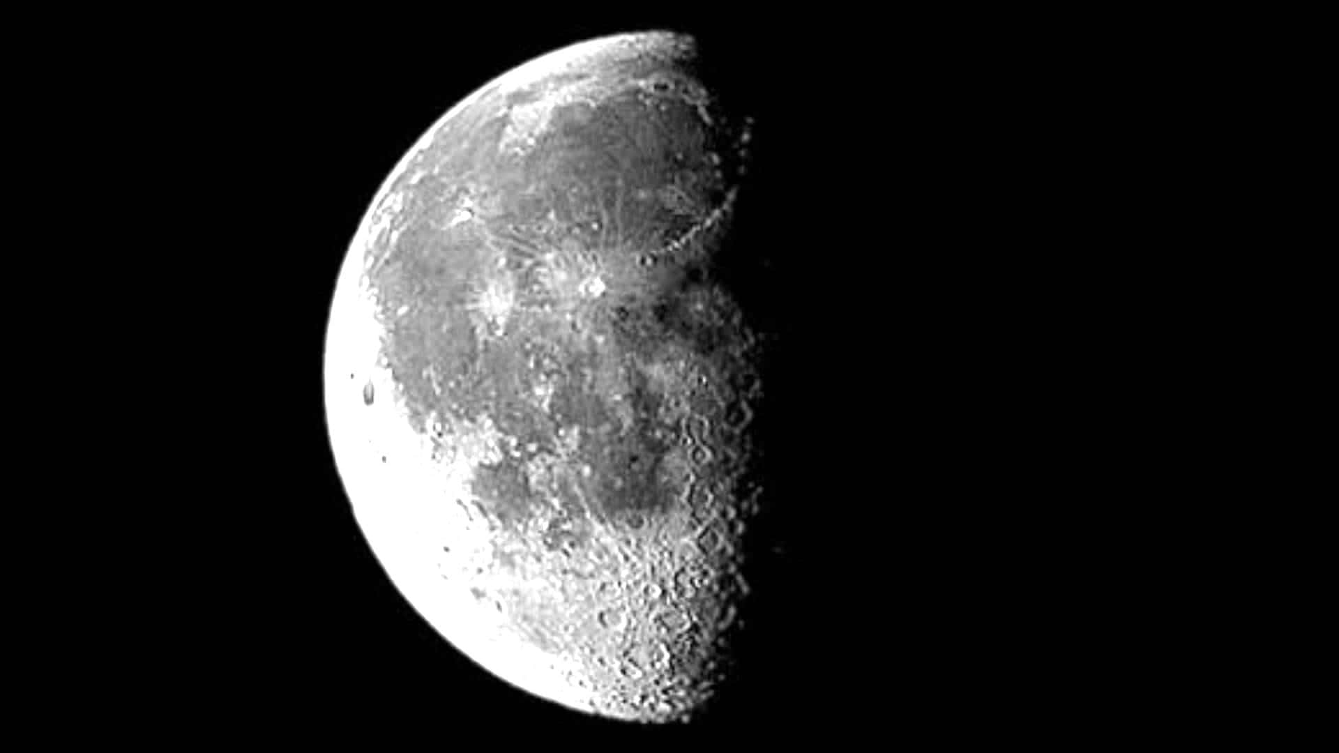 Moon Phases 桌布 壁紙 — 一個詳細的彎月，帶有隕石坑和月海，在漆黑的虛空中發光。