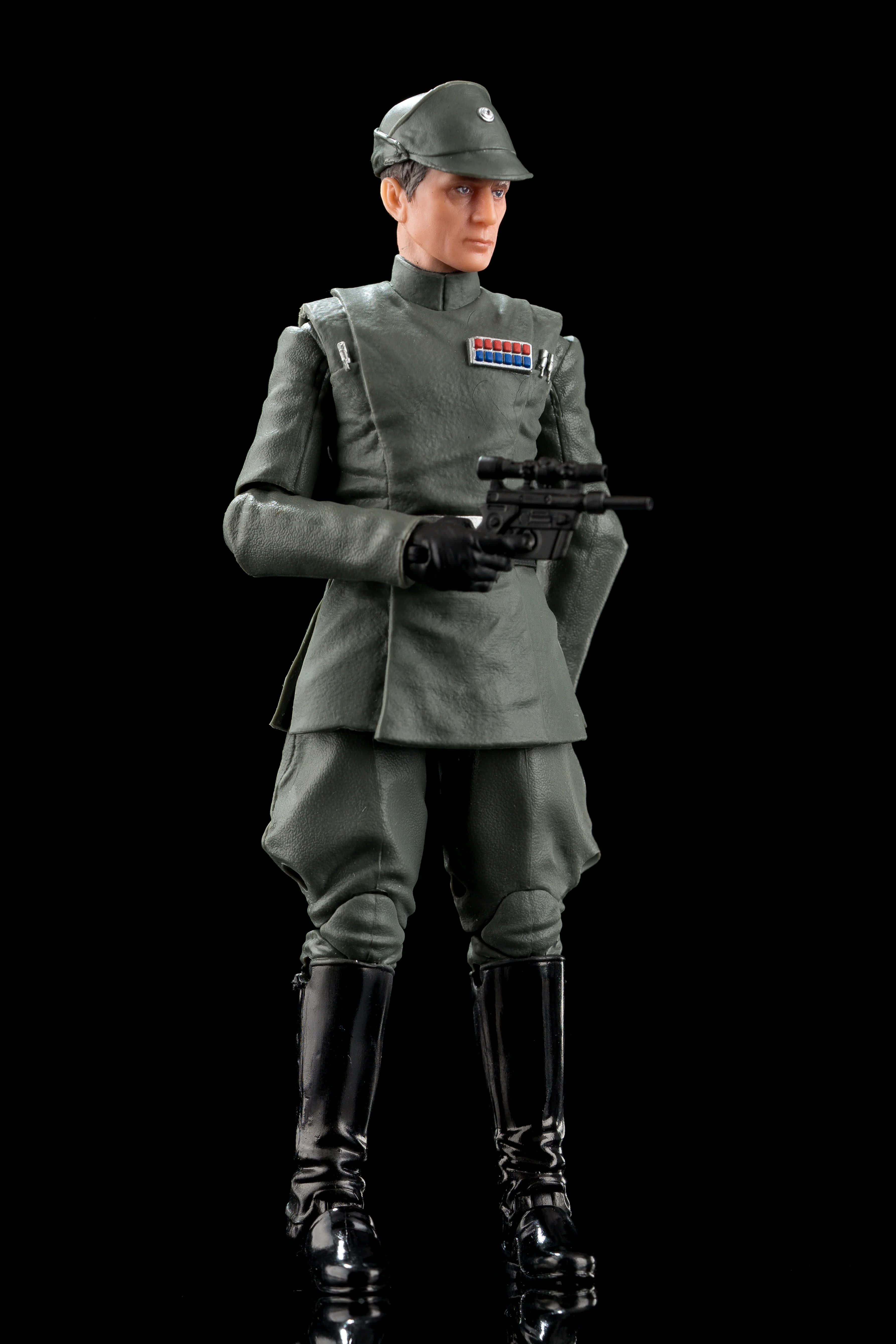 Admiral Piett 桌布 壁紙 — 一個詳細的星際大戰帝國軍官灰色制服手持爆能槍的動作人偶，背景為黑色。