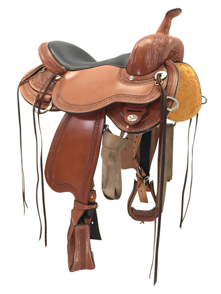Saddle 桌布 壁紙 — 一個詳細的棕色皮革西部馬鞍，配有黑色座椅和棕褐色擋泥板，背景為白色。