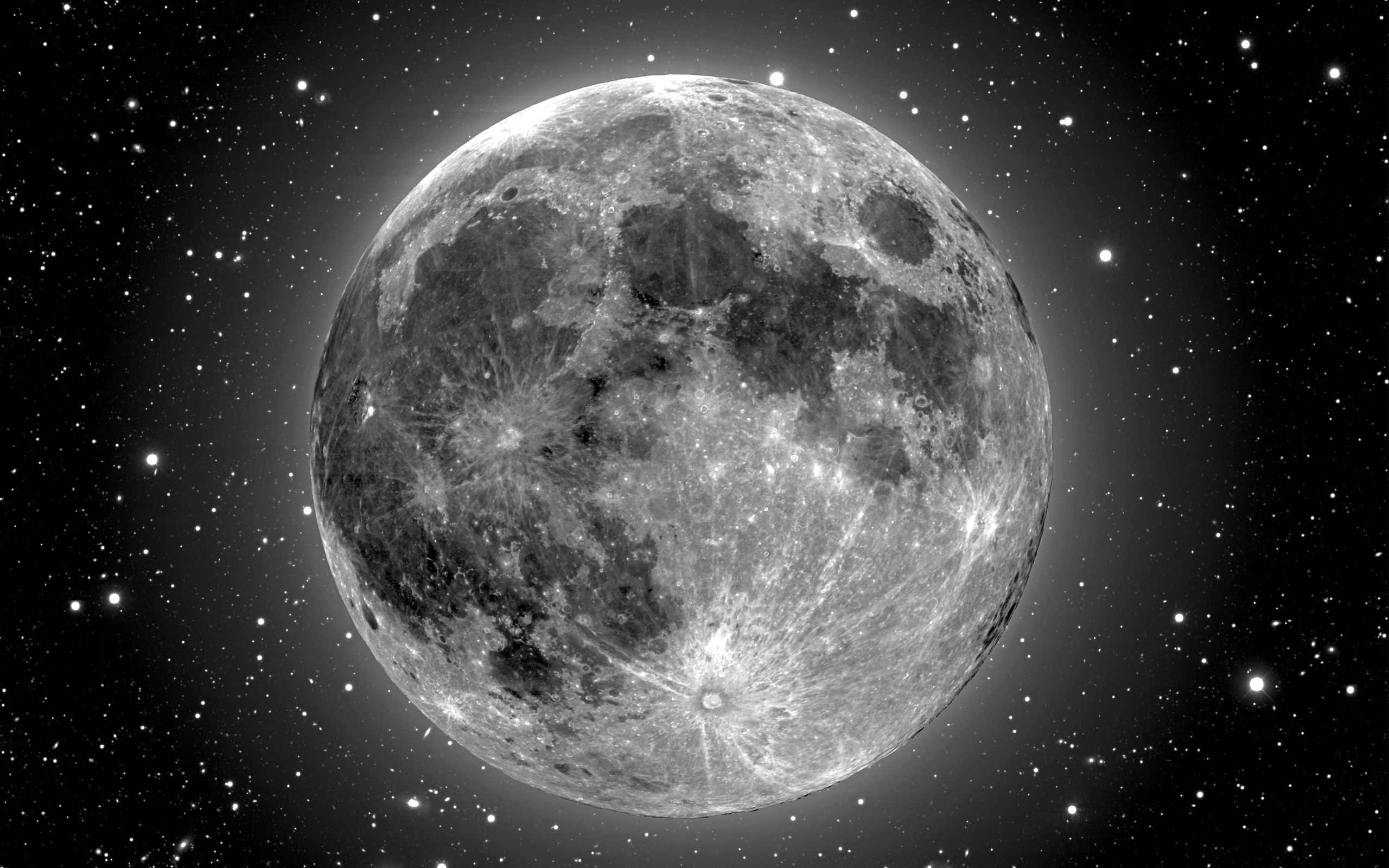 月亮與星星動畫 桌布 壁紙 — 一個詳細的灰階視圖，顯示月球佈滿隕石坑的表面在星空中發光。