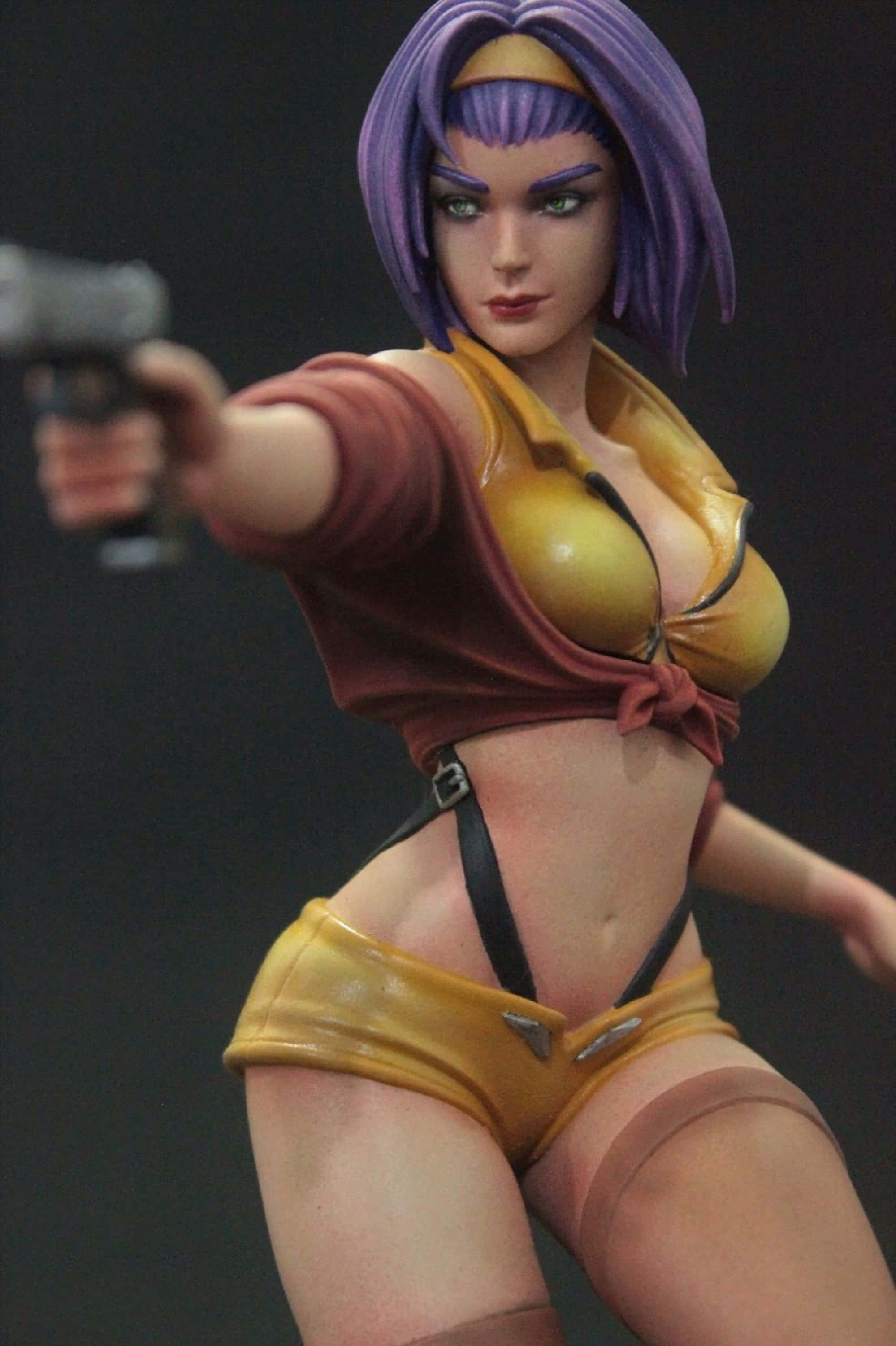 Faye Valentine 桌布 壁紙 — 一個詳細的紫色頭髮動漫女性雕像，穿著黃色和紅色服裝，用強烈的目光瞄準手槍。
