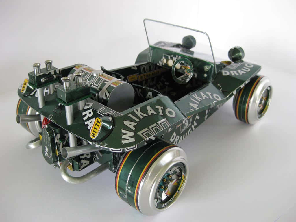 Car Model 桌布 壁紙 — 一個詳細的綠色和銀色復古賽車模型，帶有可見的引擎和贊助商貼紙，放在純白色背景上。