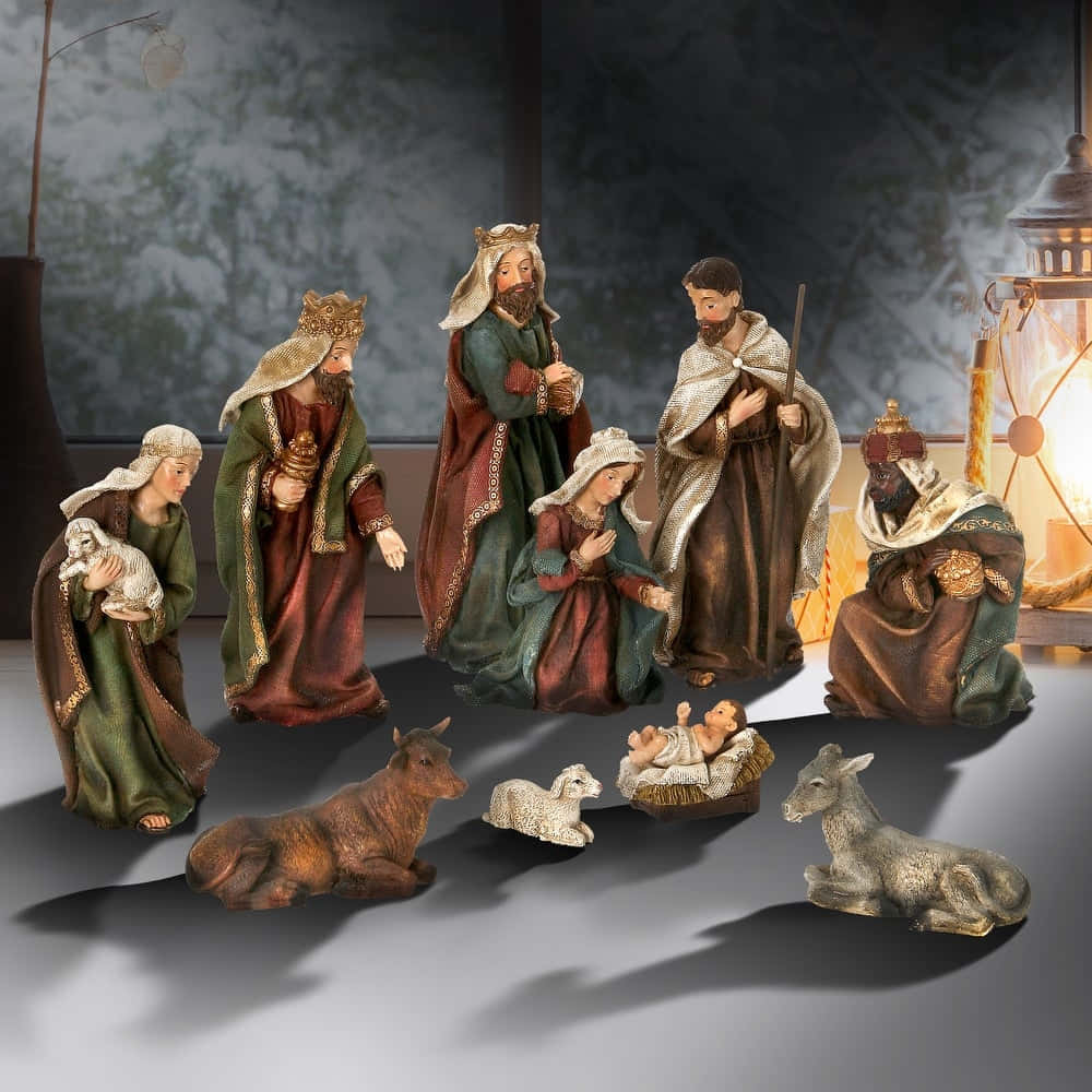 Nativity Scene 桌布 壁紙 — 一個詳細的耶穌誕生場景，包含瑪利亞、約瑟、嬰兒耶穌、牧羊人和博士的雕像，周圍有動物，在溫暖的燈籠光下。