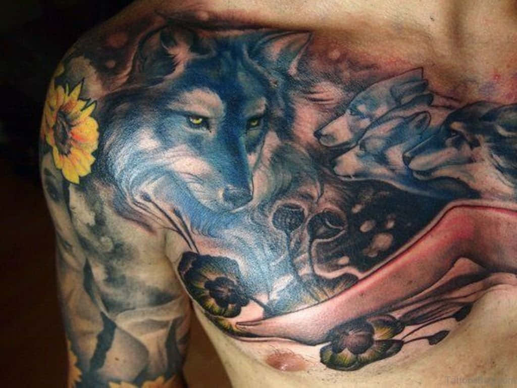Wolf Tattoo 桌布 壁紙 — 一個詳細的藍色狼紋身，黃色眼睛和向日葵，位於一個人的肩膀和胸部。