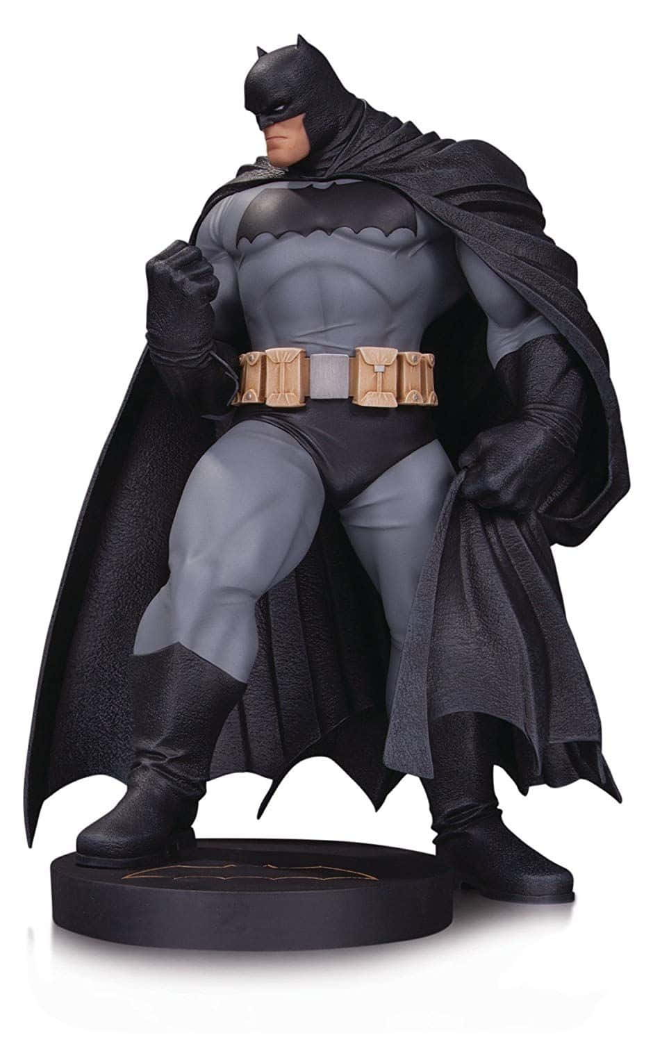 Batman The New 52 桌布 壁紙 — 一個詳細的蝙蝠俠雕像，身穿標誌性的黑色套裝、斗篷和多功能腰帶，站在圓形底座上。