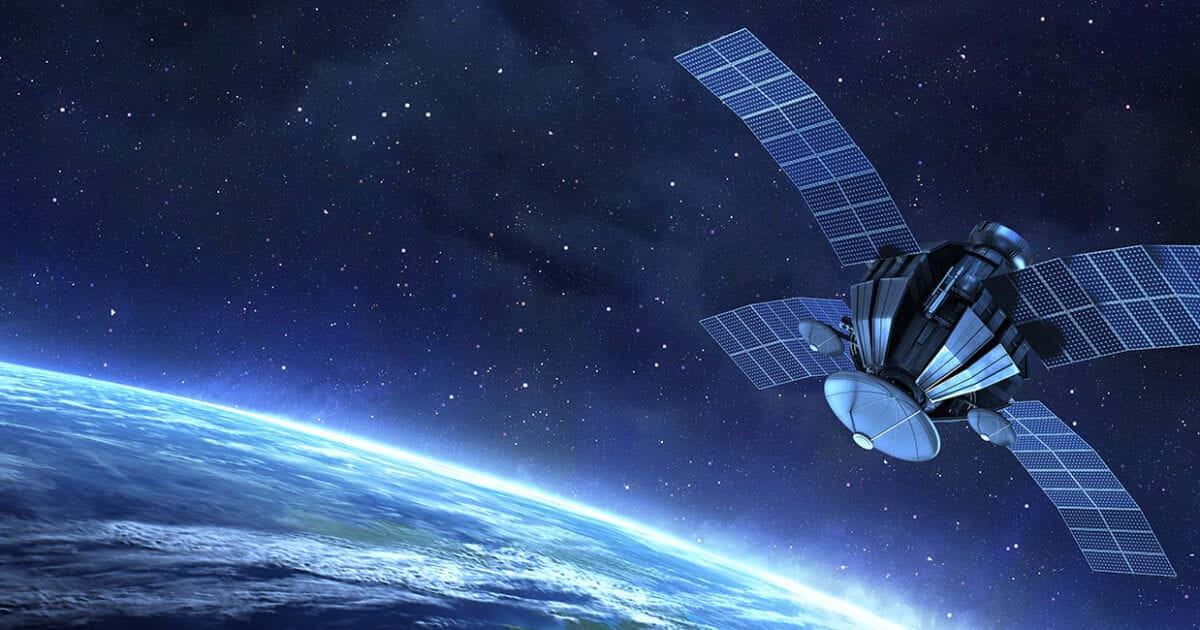 Satellite Technology 桌布 壁紙 — 一個詳細的衛星帶有太陽能板，在繁星點點的夜空背景下繞地球運行，大氣邊緣發光。