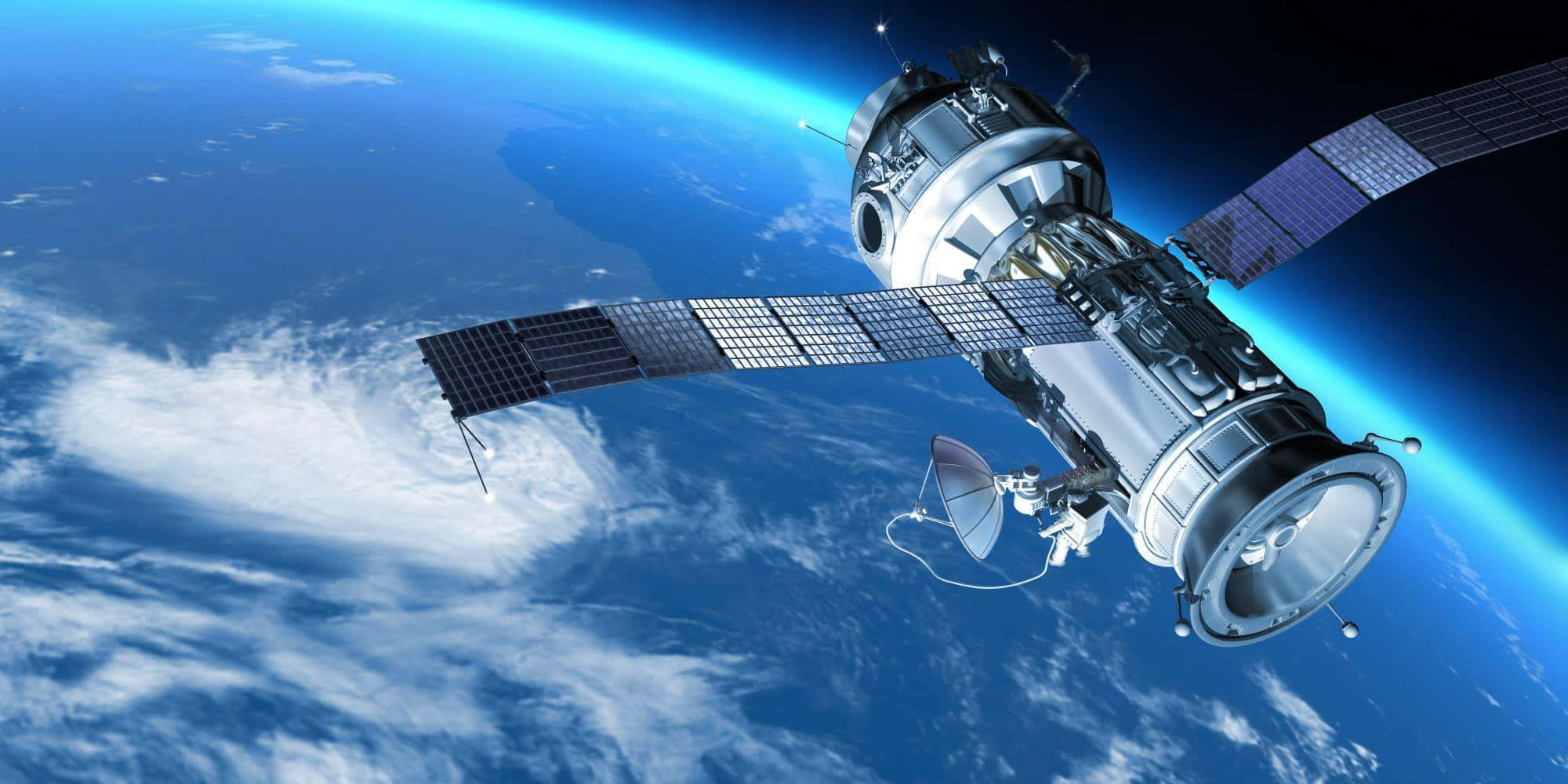 Satellite 桌布 壁紙 — 一個詳細的衛星繞地球運行，顯示藍色海洋、白色雲層和一道發光的大氣曲線，背景是黑色的太空虛空。
