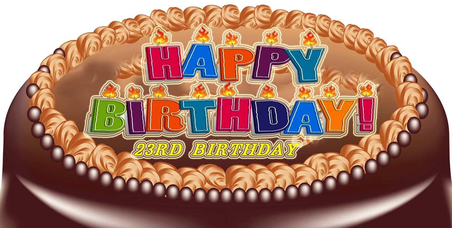 Birthday Wishes 桌布 壁紙 — 一個豐富的朱古力生日蛋糕，上面有彩色糖霜拼出「生日快樂！」和「23歲生日」，頂部插著點燃的蠟燭。