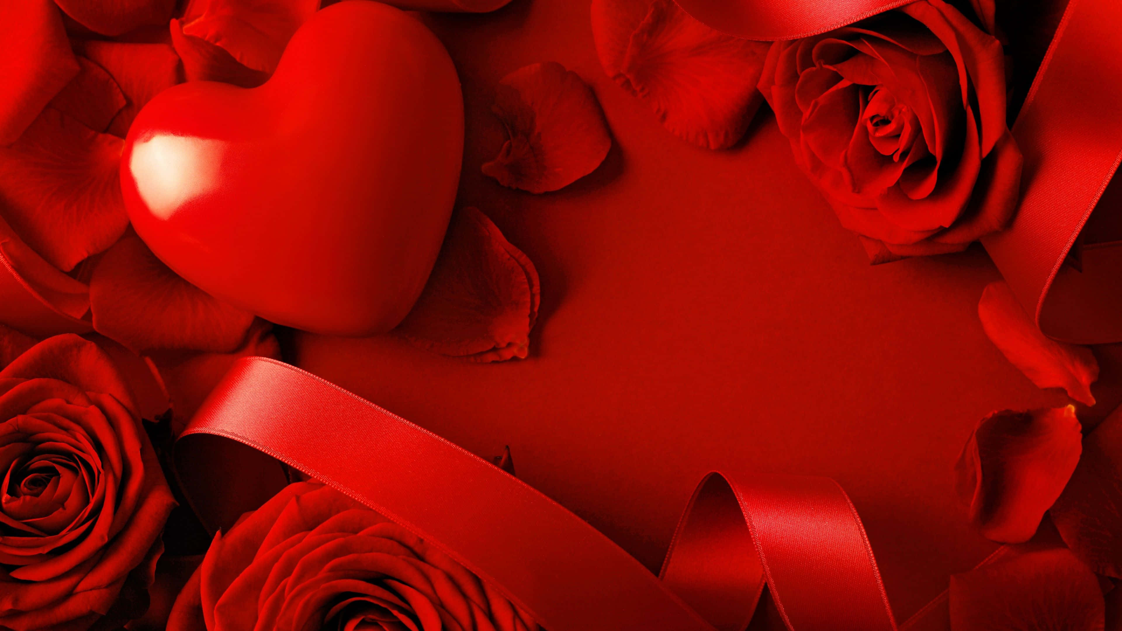 Rose Heart 桌布 壁紙 — 一個豐富的紅色心形和玫瑰，配以緞帶，在深紅色背景上框出一個空白空間。