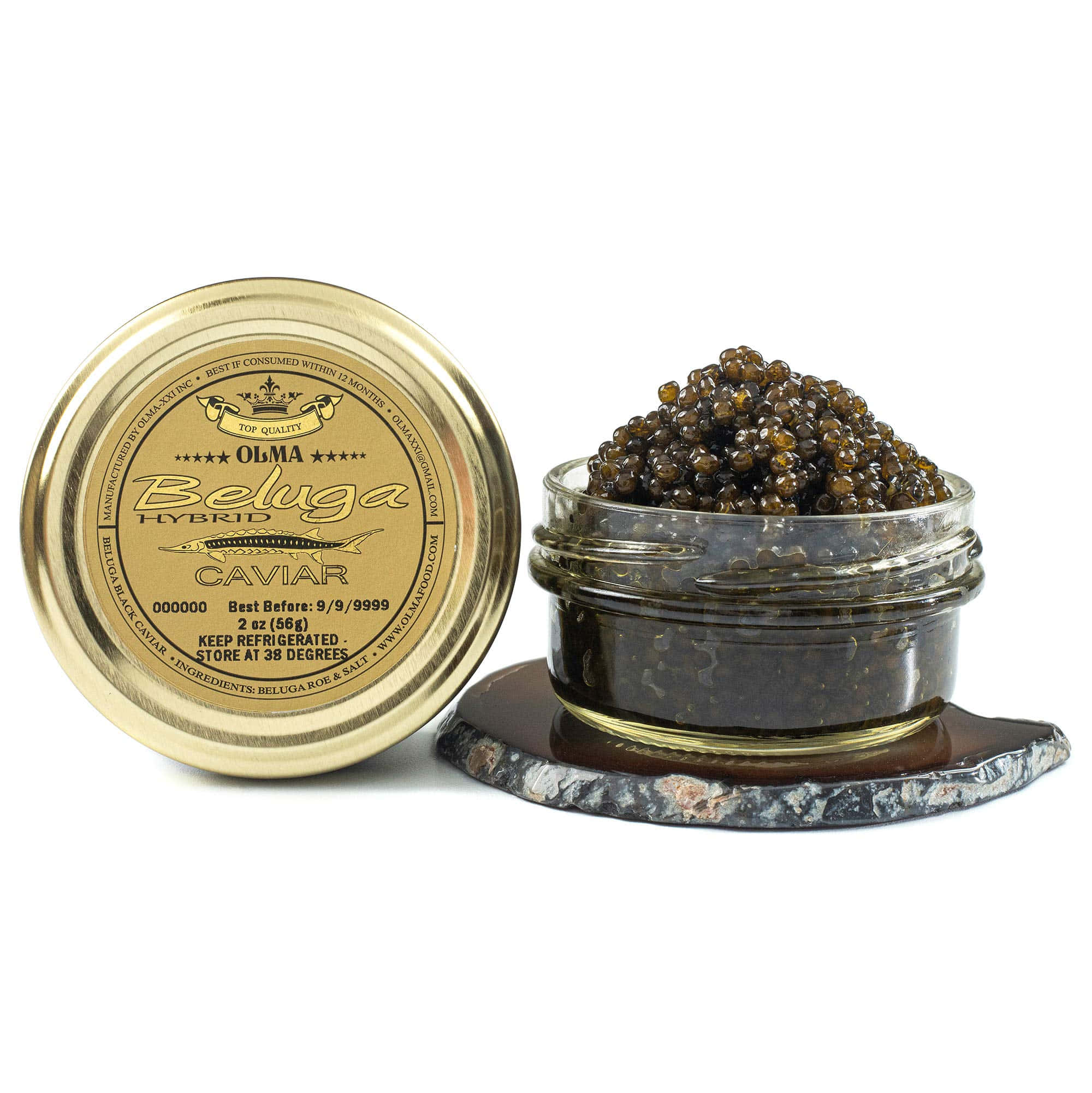 Black Caviar 桌布 壁紙 — 一個豪華的Beluga Hybrid Caviar罐子，配有金色蓋子和豐富的深色魚子，展示在白色背景上的大理石杯墊上。
