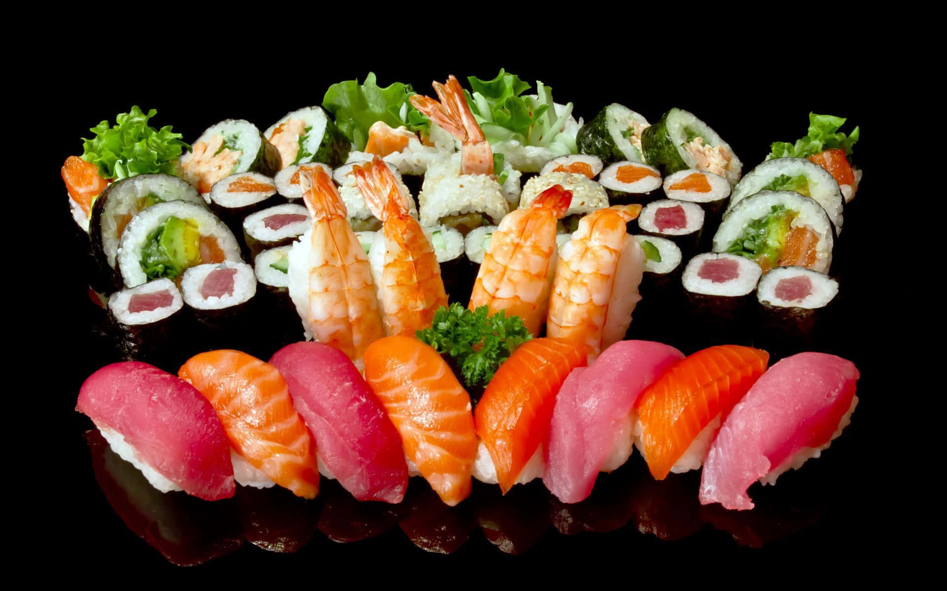 Sushi 桌布 壁紙 — 一個豪華的壽司拼盤，上面有色彩鮮豔的握壽司和卷壽司，排列在光亮的黑色表面上，並配有新鮮的裝飾。