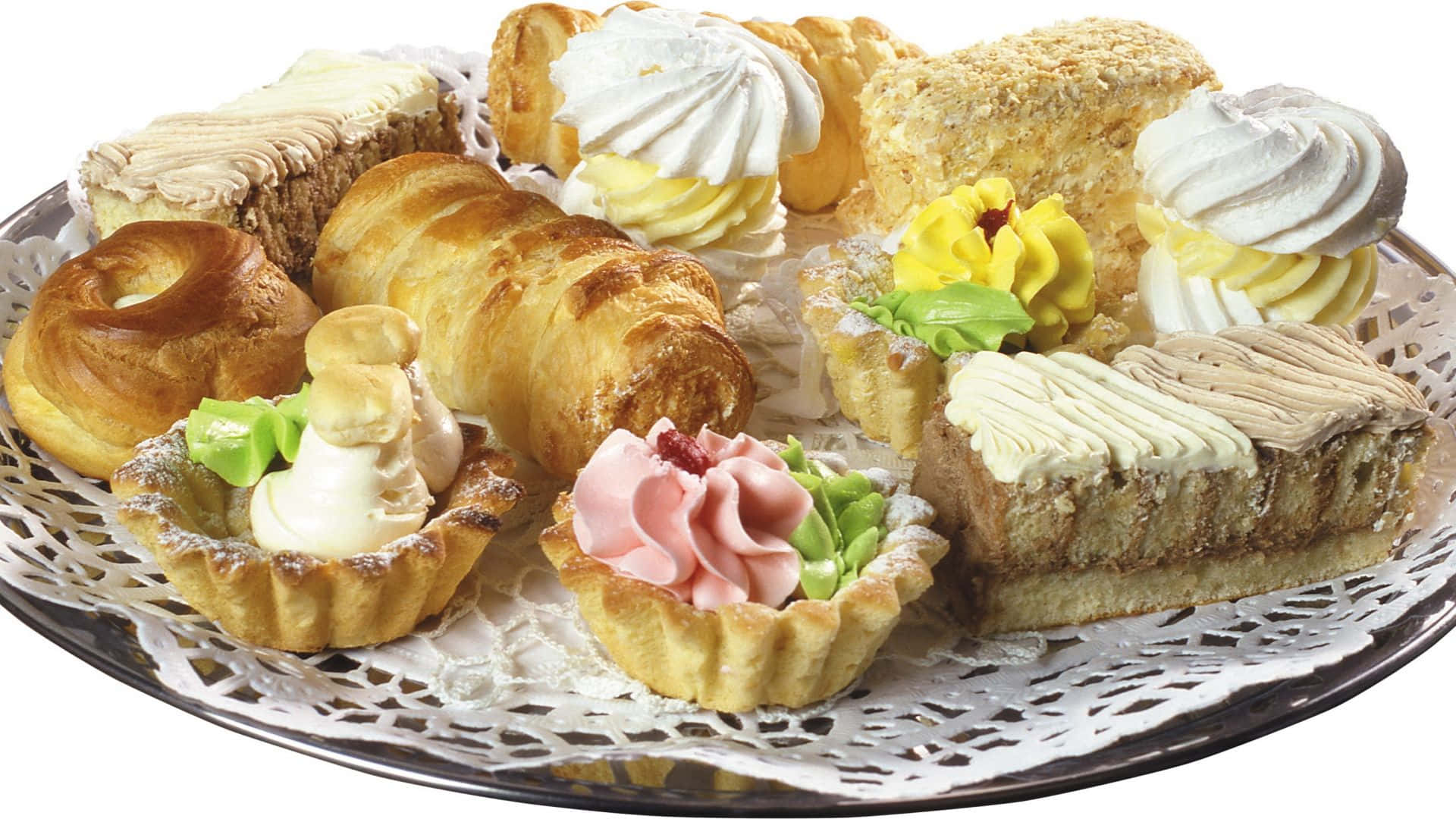 Pastry 桌布 壁紙 — 一個豪華的拼盤，上面擺放著各種糕點，包括牛角包、撻和奶油餡的甜點，放在蕾絲墊布上。
