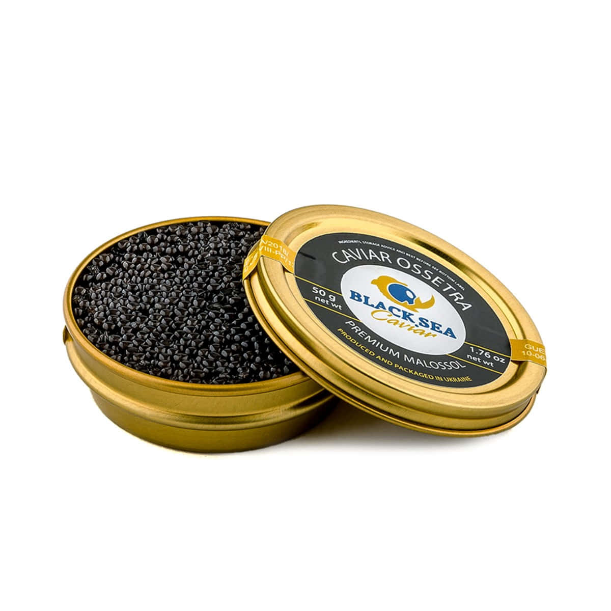 Black Caviar 桌布 壁紙 — 一個豪華的金色罐頭，裝著黑海奧塞特拉魚子醬，蓋子半開，露出閃亮的黑色珍珠，背景是潔淨的白色。