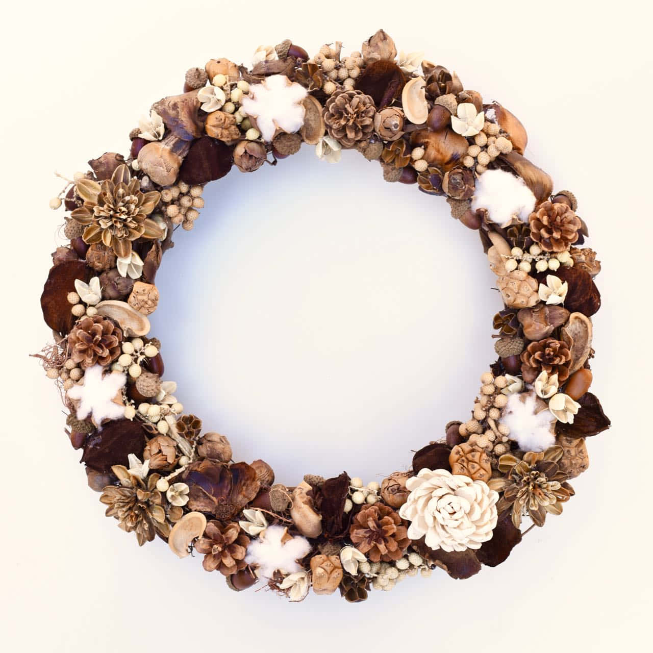 Fall Wreath 桌布 壁紙 — 一個質樸的秋季花環，飾有松果、橡子、乾花和棉花，背景為柔和的米白色。