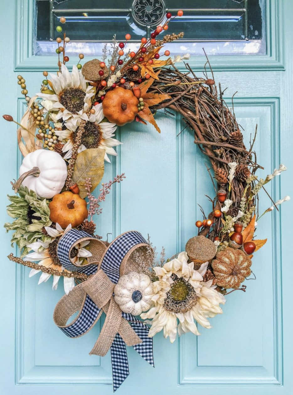 Fall Wreath 桌布 壁紙 — 一個質樸的秋季花環，點綴著南瓜、向日葵和漿果，裝飾在淺藍色的前門上。
