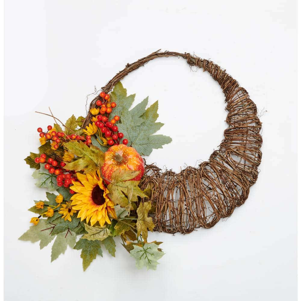 Fall Cornucopia 桌布 壁紙 — 一個質樸的編織葡萄藤花環，裝飾著向日葵、紅色漿果和一個小南瓜，背景是純白色。