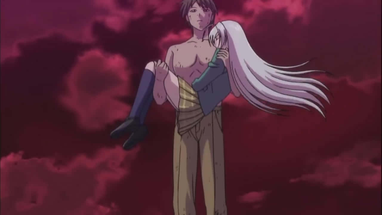《Rosario Vampire》 壁紙 — 一個赤裸上身的動畫男人抱著一個白髮女人，背景是戲劇性的紅色多雲天空。