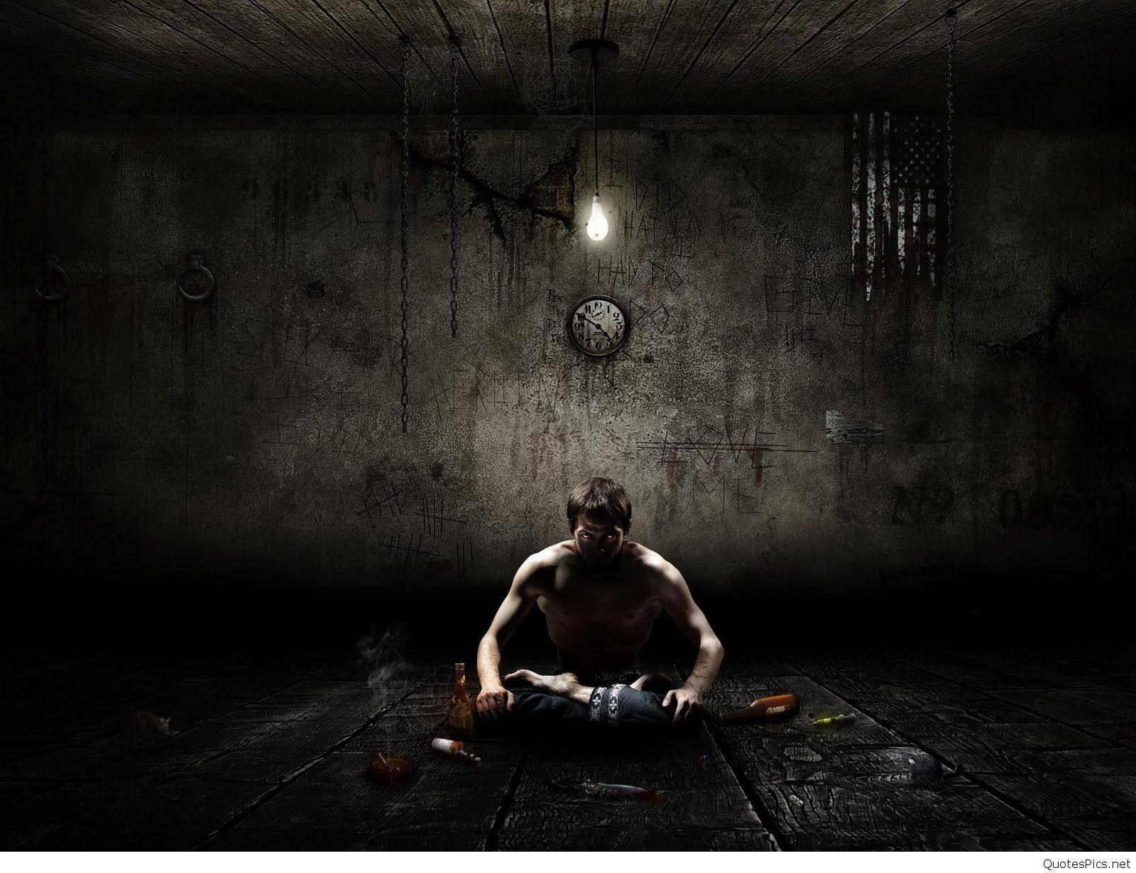 emo 桌布 壁紙 — 一個赤裸上身的男人坐在一個昏暗破舊房間的骯髒木地板上，一個懸掛的燈泡投下陰影。