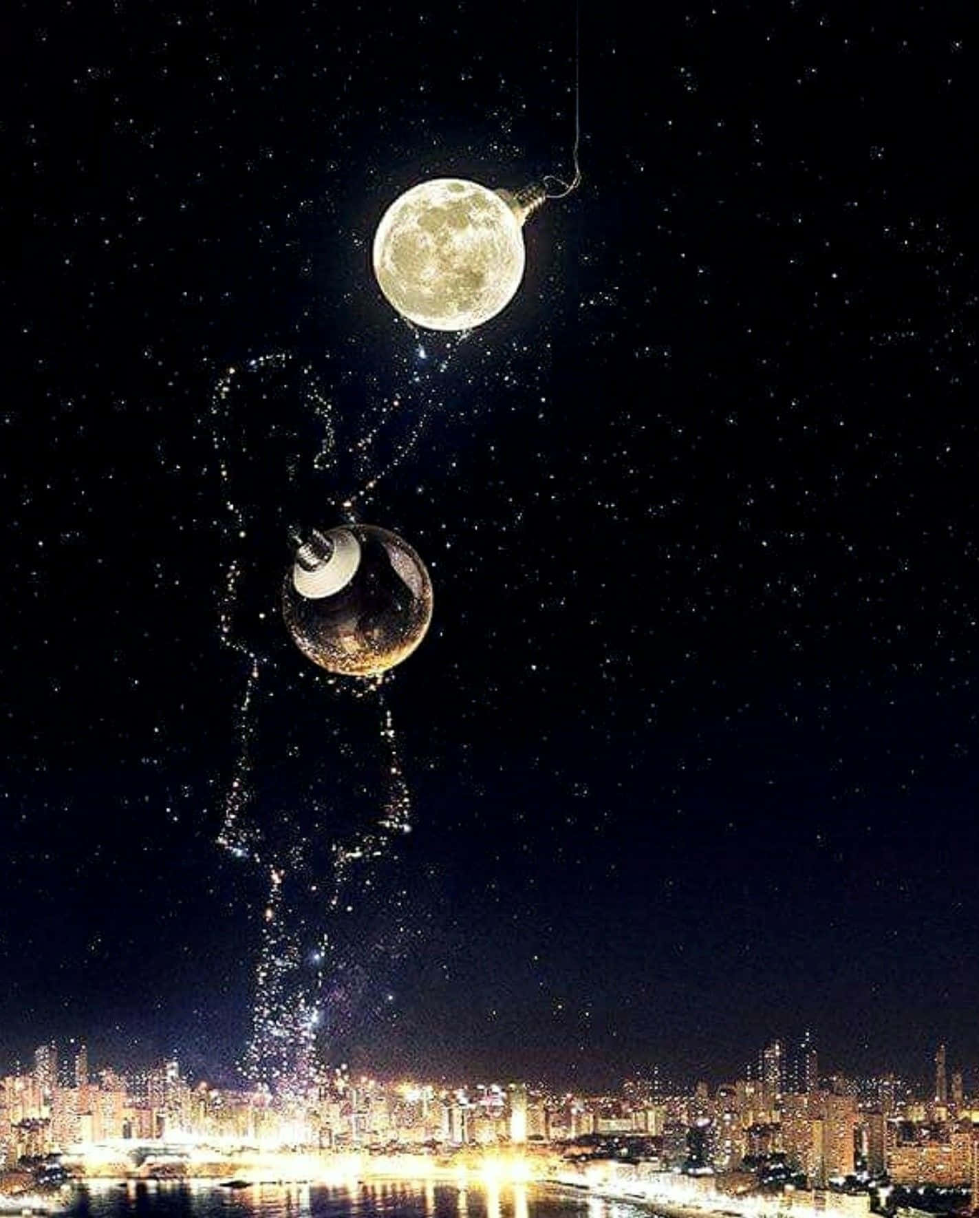 Celestial Bodies 桌布 壁紙 — 一個超現實的夜景，發光的月亮和炸彈懸掛在星光燦爛的天空下閃爍的城市景觀之上。