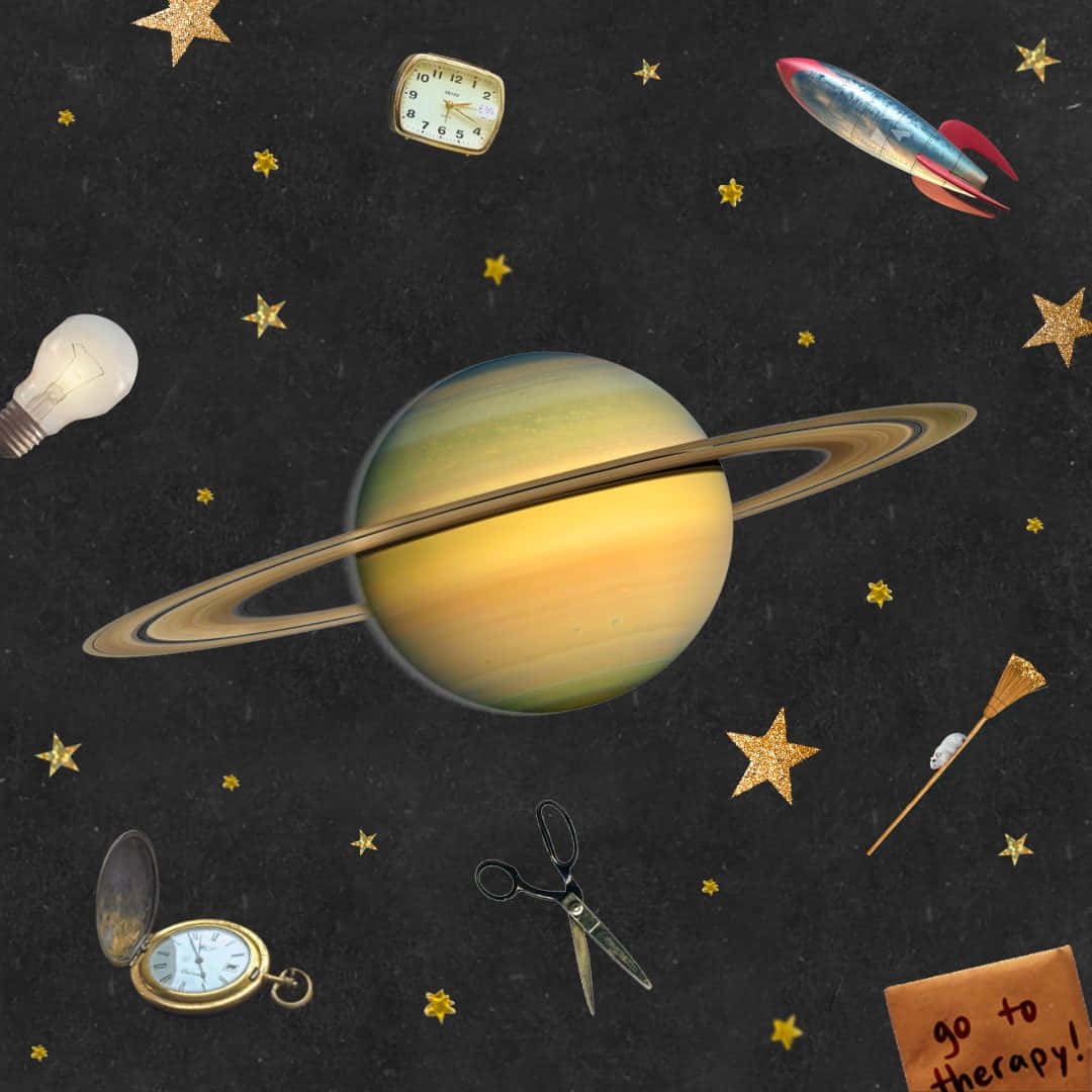土星 桌布 壁紙 — 一個超現實的宇宙場景，土星被漂浮的時鐘、剪刀、火箭和星星環繞，背景為深色紋理。
