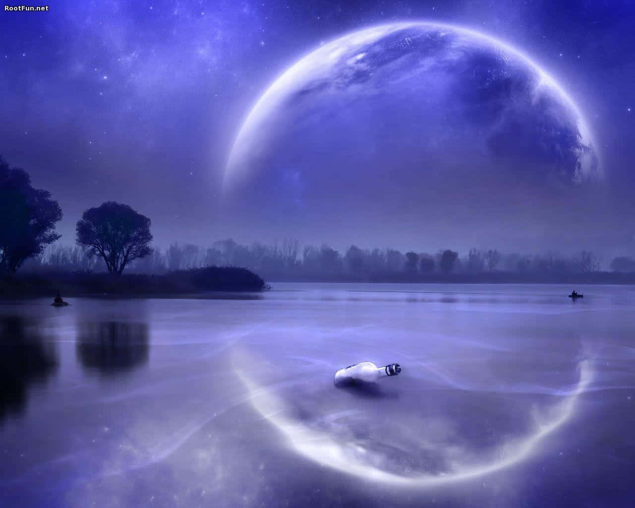 winter solstice 桌布 壁紙 — 一個超現實的紫色夜景，巨大的發光行星籠罩在冰凍的湖面上，瓶子在冰上靠近剪影樹。
