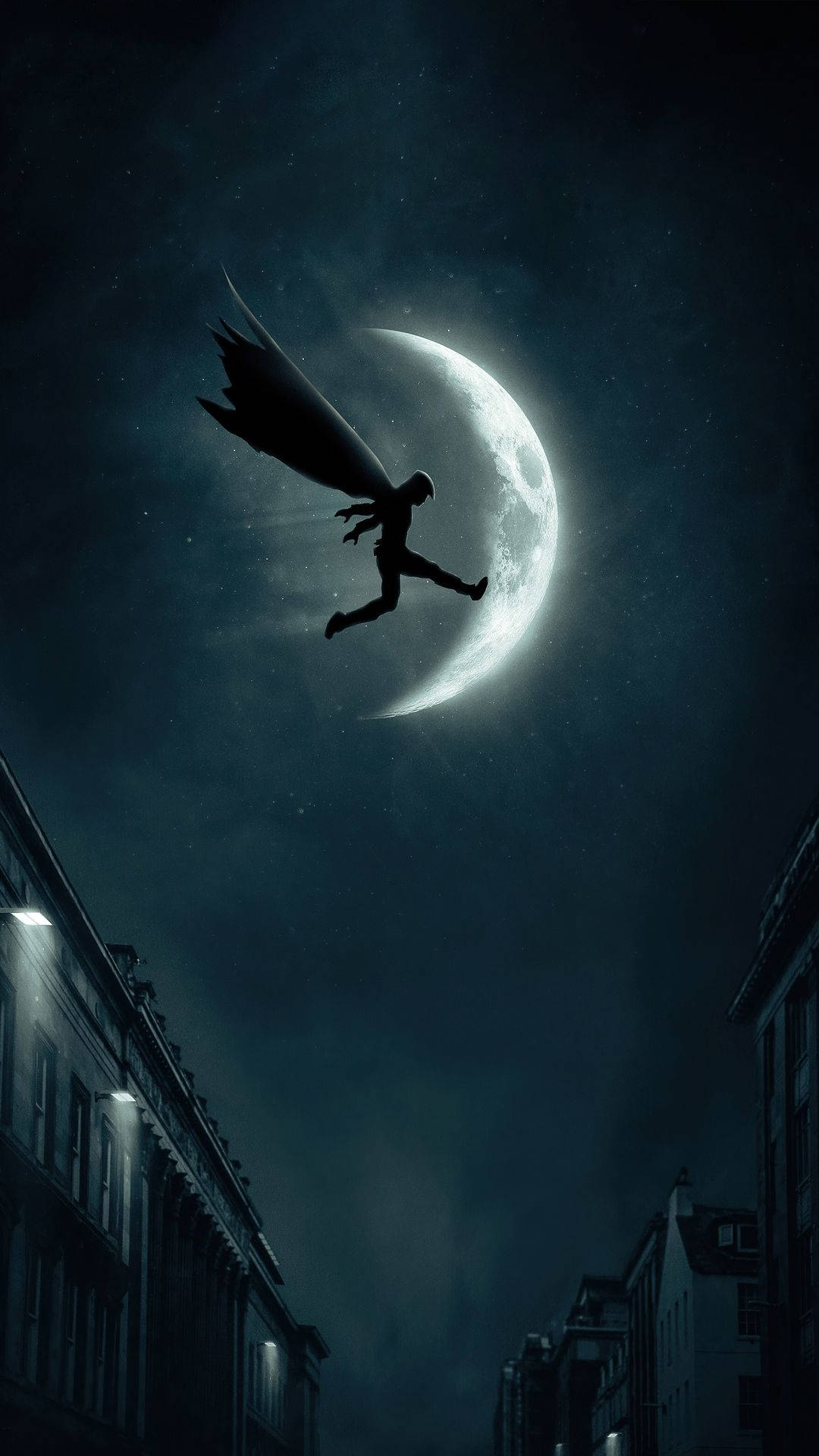 Crescent Moon 桌布 壁紙 — 一個超級英雄剪影在夜間飛過黑暗城市街道上方發光的彎月。