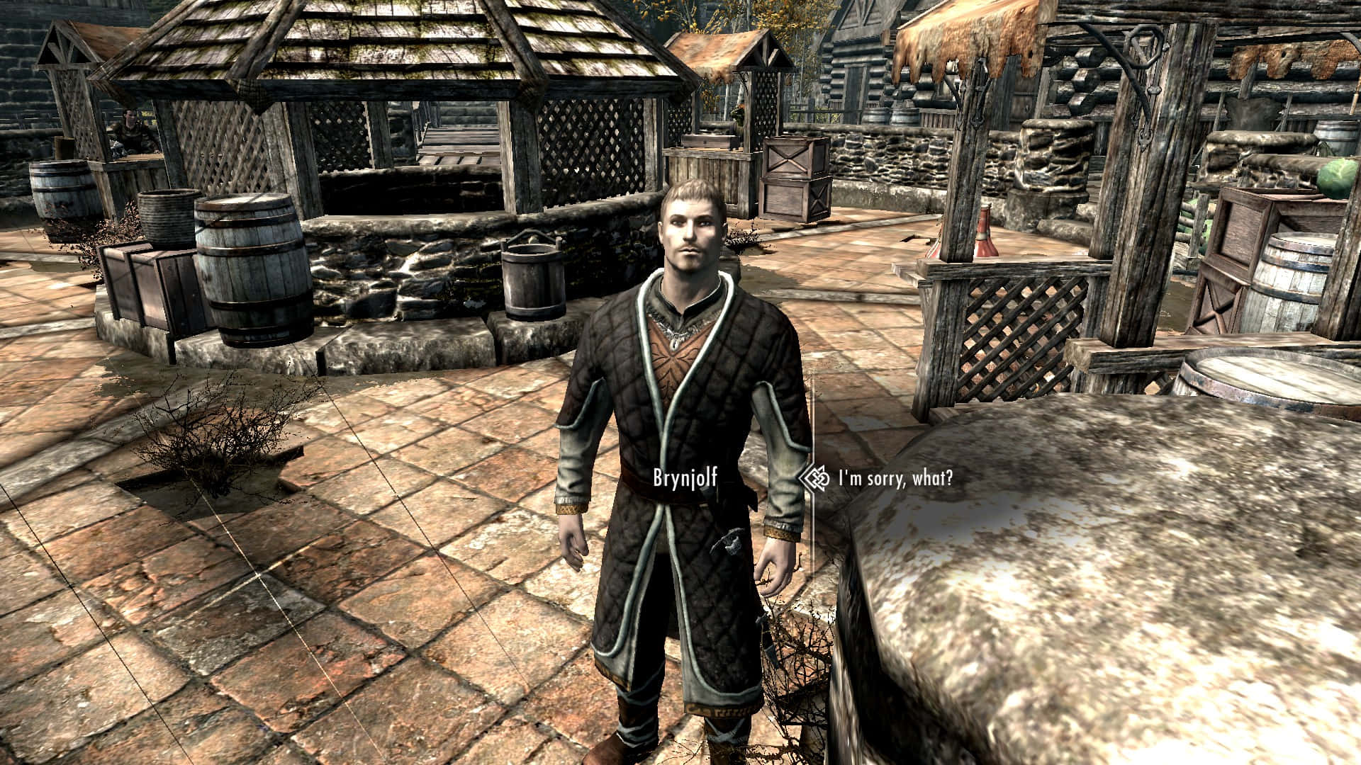 Skyrim Brynjolf 桌布 壁紙 — 一個身穿中世紀風格盔甲的男性角色，在明亮的日光下，站在一個有木製攤位和石徑的鄉村庭院中。