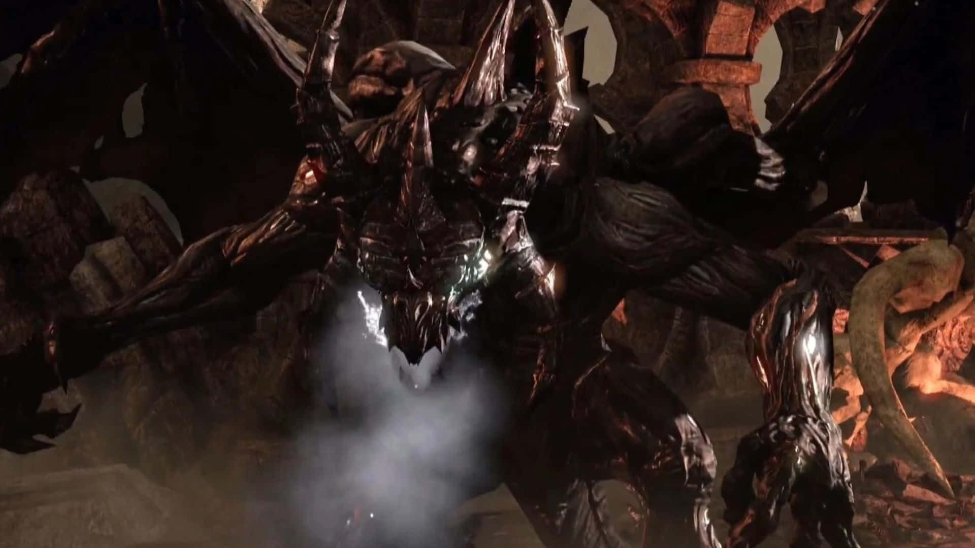 Skyrim Daedric 桌布 壁紙 — 一個身穿尖刺盔甲、眼睛發光的巨大惡魔生物，威風凜凜地站在黑暗的廢墟中，腳邊煙霧繚繞。