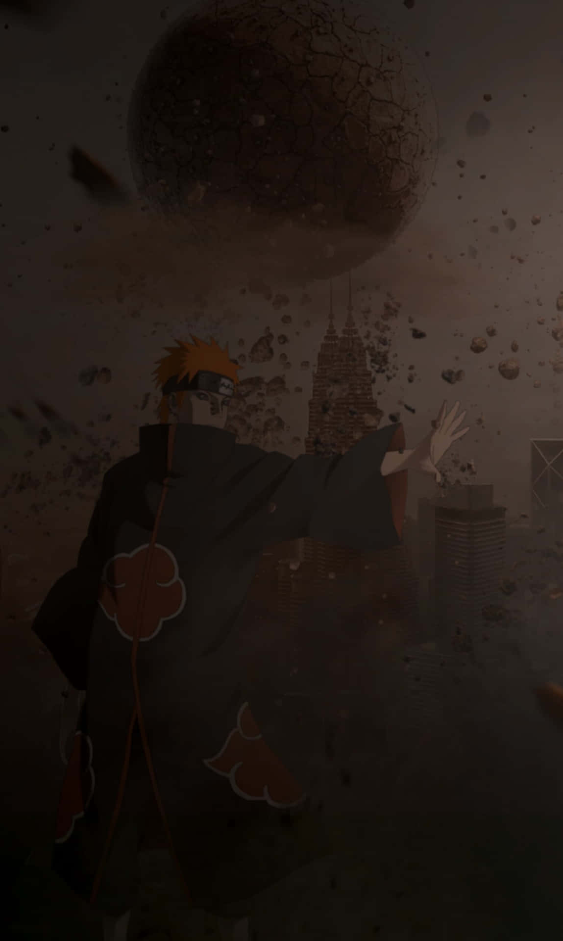 Akatsuki Poster 桌布 壁紙 — 一個身穿帶有紅色雲紋的黑色斗篷的動漫角色，正在引導查克拉，在崩塌的城市景觀上方召喚一個巨大的裂開球體。