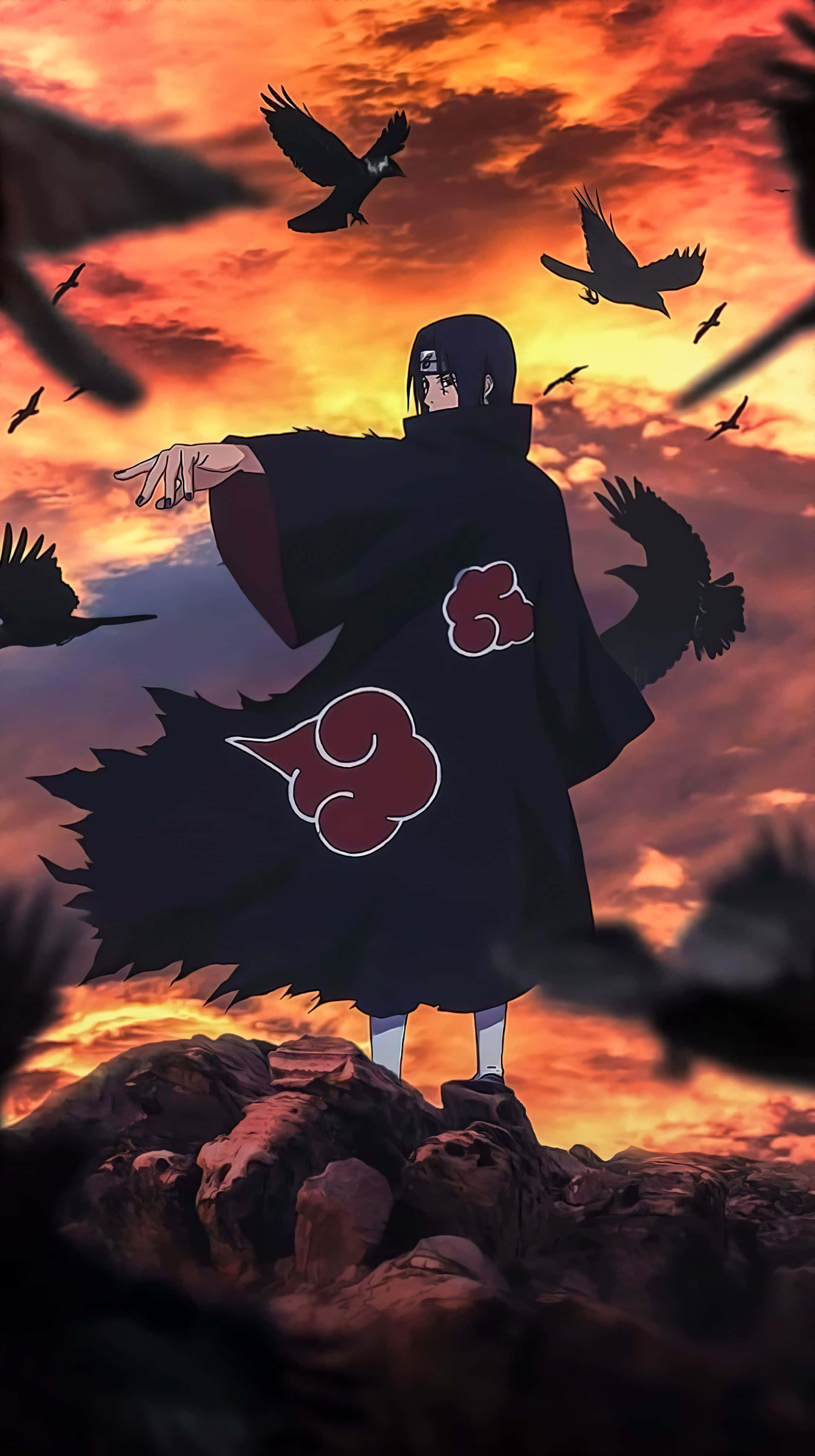 Genjutsu 桌布 壁紙 — 一個身穿帶有紅雲的黑色斗篷的忍者站在岩石峭壁上，烏鴉在火紅的日落天空中飛翔。