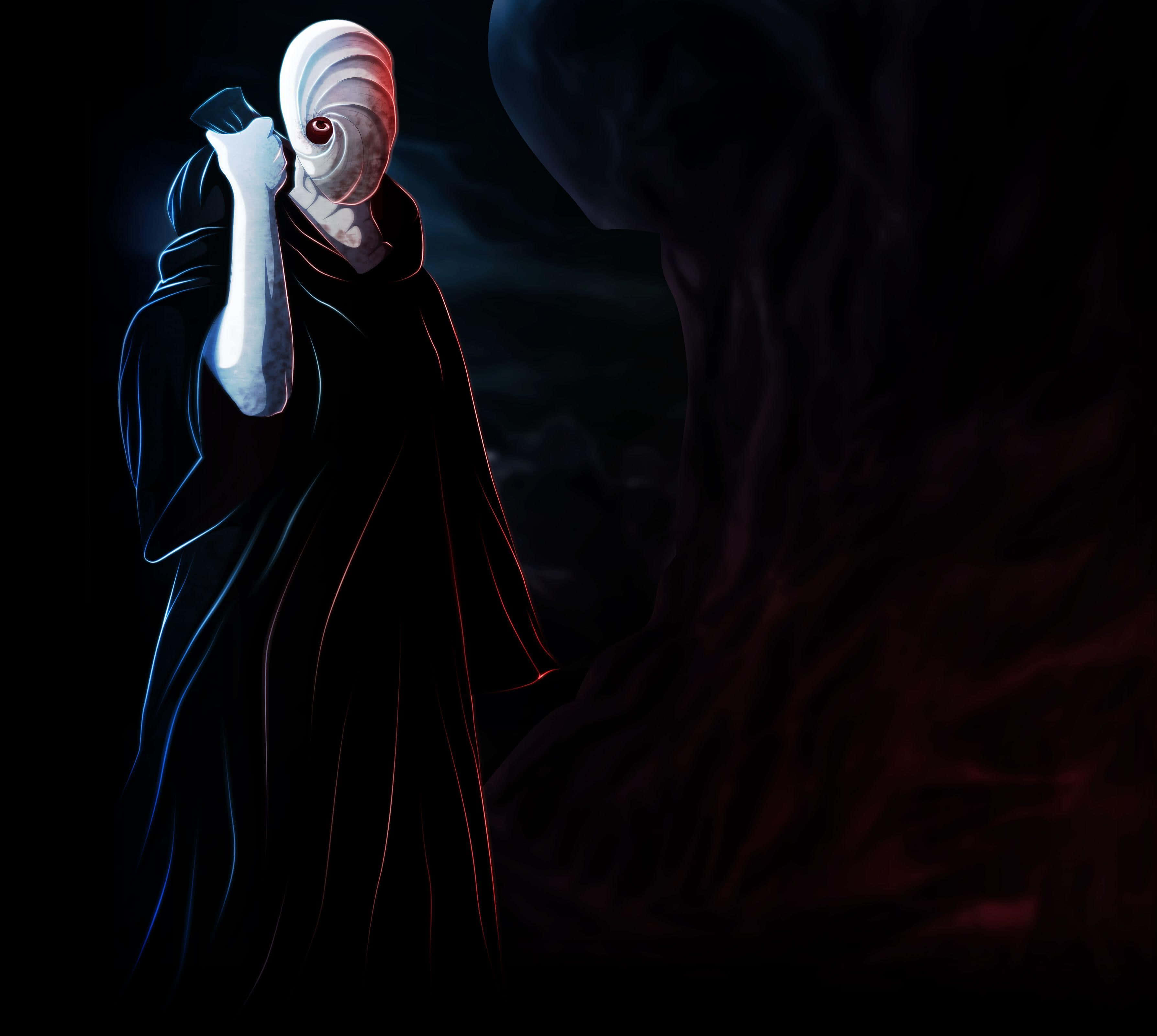 Akatsuki Tobi 桌布 壁紙 — 一個身穿斗篷、戴著螺旋面具、眼睛發出紅光的人物，在黑暗煙霧繚繞的背景中手持一個發光物體。