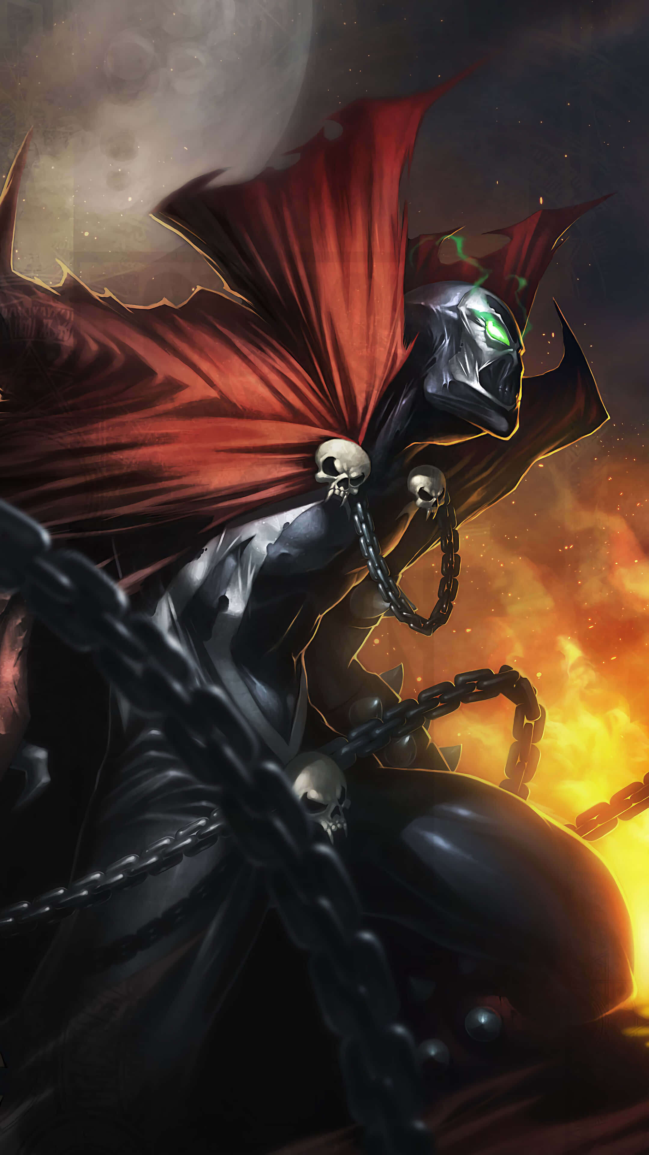 Mortal Kombat 11 Spawn 桌布 壁紙 — 一個身穿暗色盔甲、擁有發光綠色眼睛和飄逸紅色披風的人物，在月光照耀的天空下站在火焰鎖鏈之中。