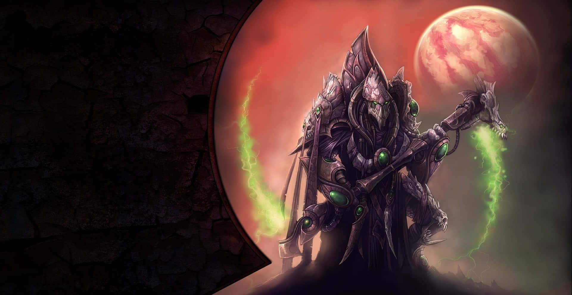 Starcraft Characters 桌布 壁紙 — 一個身穿暗色盔甲、擁有發光綠色眼睛和武器的惡魔，站在血紅月亮前，背景是裂開的石拱門。