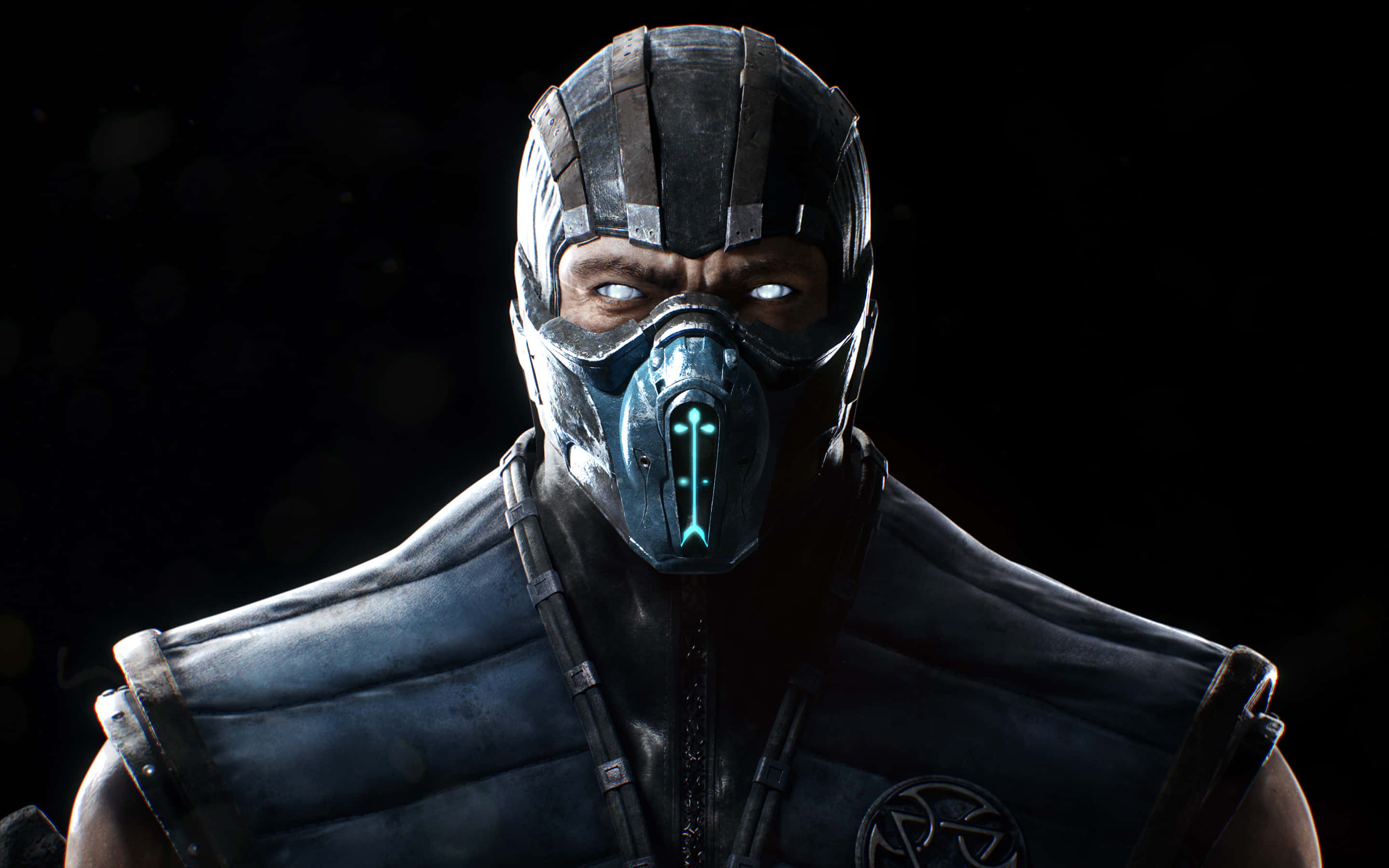 Mortal Kombat Sub-zero 桌布 壁紙 — 一個身穿暗色盔甲、擁有發光藍色眼睛和胸部徽章的威嚇面具戰士，在黑色背景下強烈凝視。