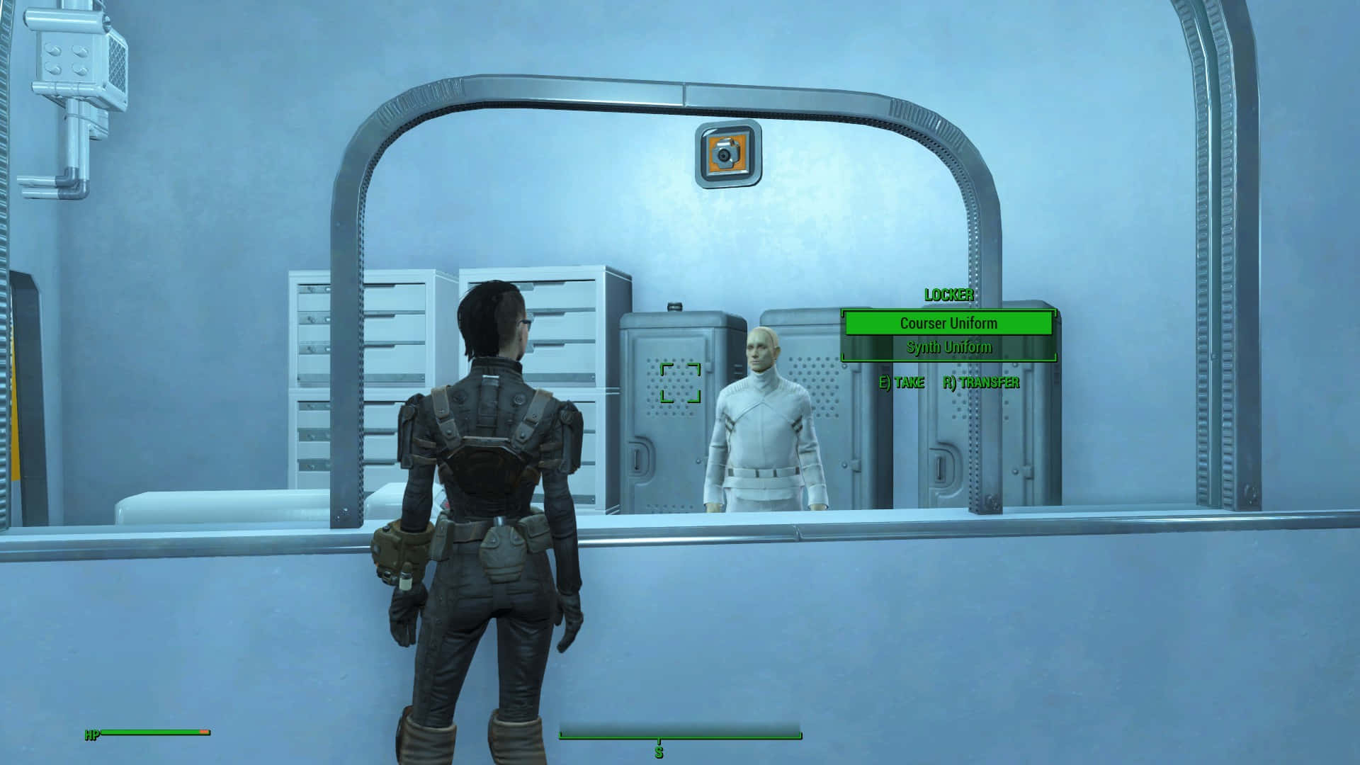 Fallout 4 Institute 桌布 壁紙 — 一個身穿暗色盔甲的角色站在一個上鎖的儲物櫃前，身處一個無菌的未來風格房間，裡面有一個白色機械人。