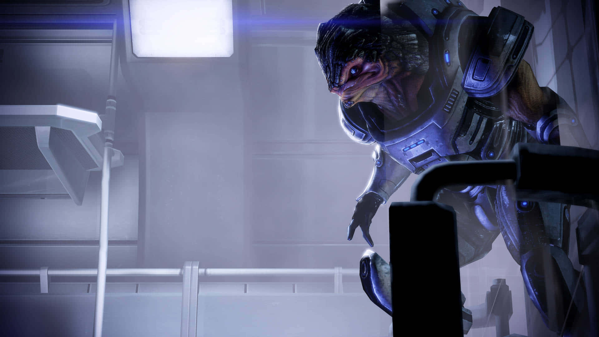 Mass Effect Grunt 桌布 壁紙 — 一個身穿未來裝甲、充滿威脅的外星戰士蹲伏在昏暗的科幻走廊中，帶有發光的藍色點綴。