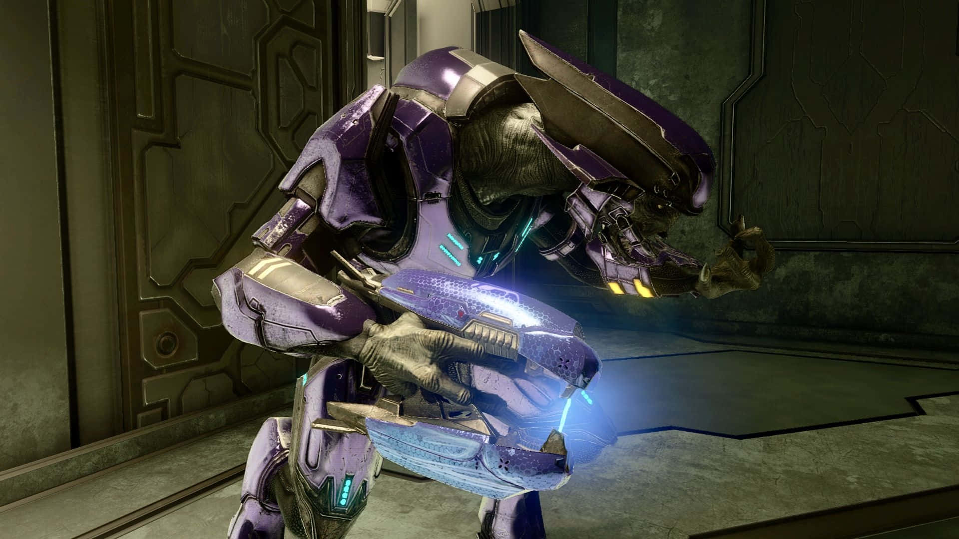 Plasma Rifle 桌布 壁紙 — 一個身穿未來裝甲的紫色外星戰士，在昏暗的科幻走廊中手持發光的能量武器。