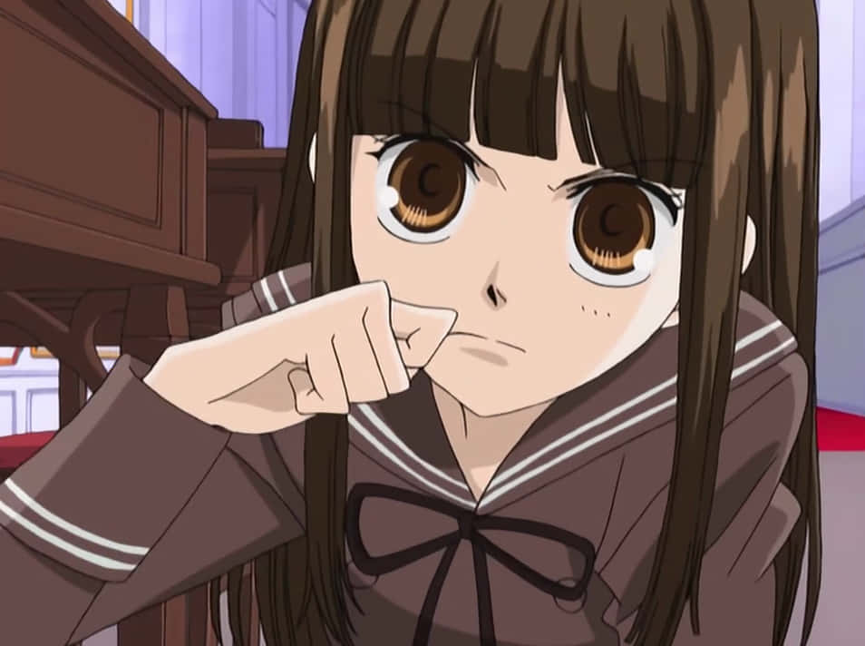 haruhi fujioka 桌布 壁紙 — 一個身穿棕色水手服的動漫女孩近距離特寫，睜著棕色大眼睛在室內咬手指。