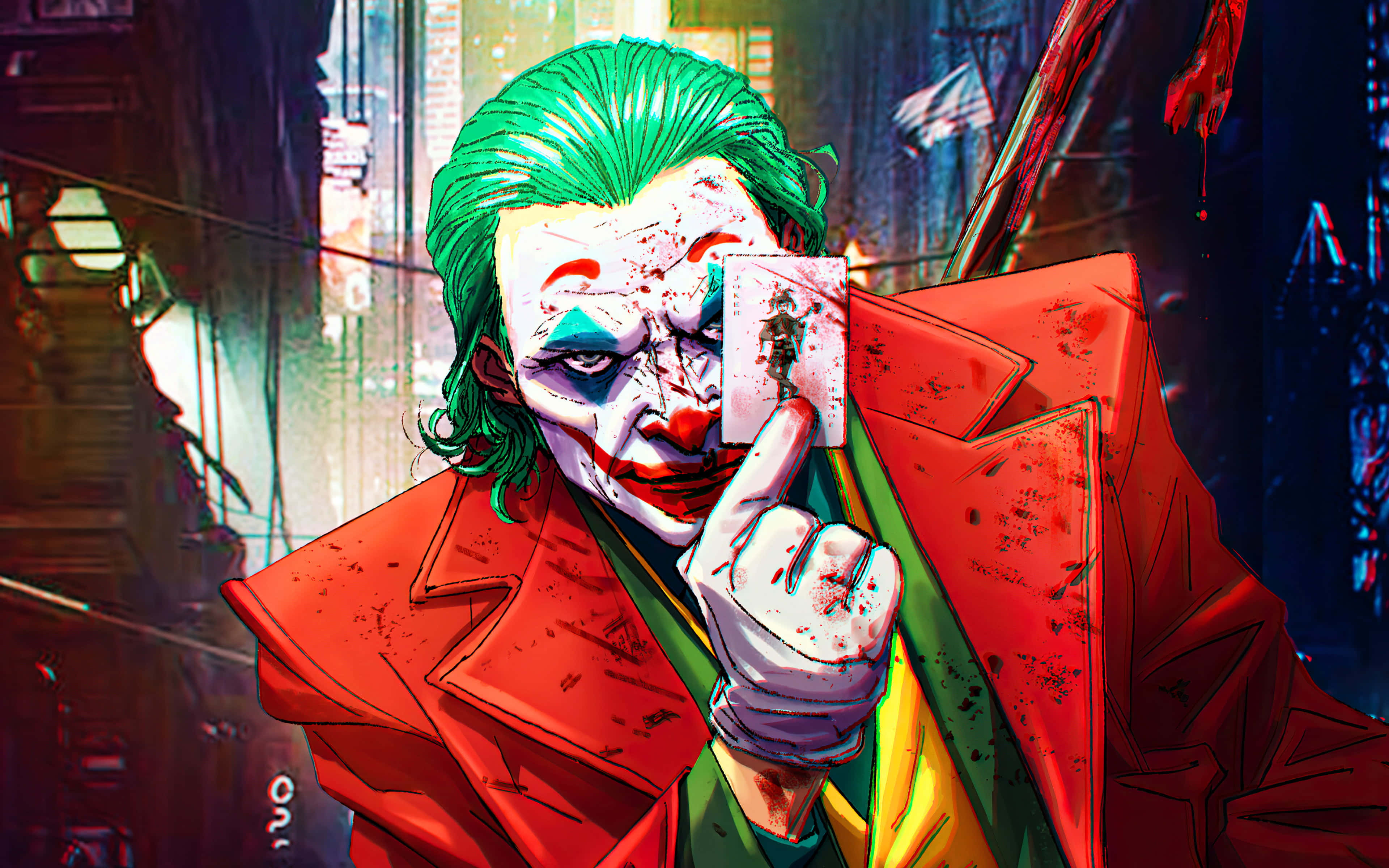 Joker Card 桌布 壁紙 — 一個身穿沾血紅色外套、帶有威脅性的小丑，在骯髒的城市小巷背景下拿著一張撲克牌。