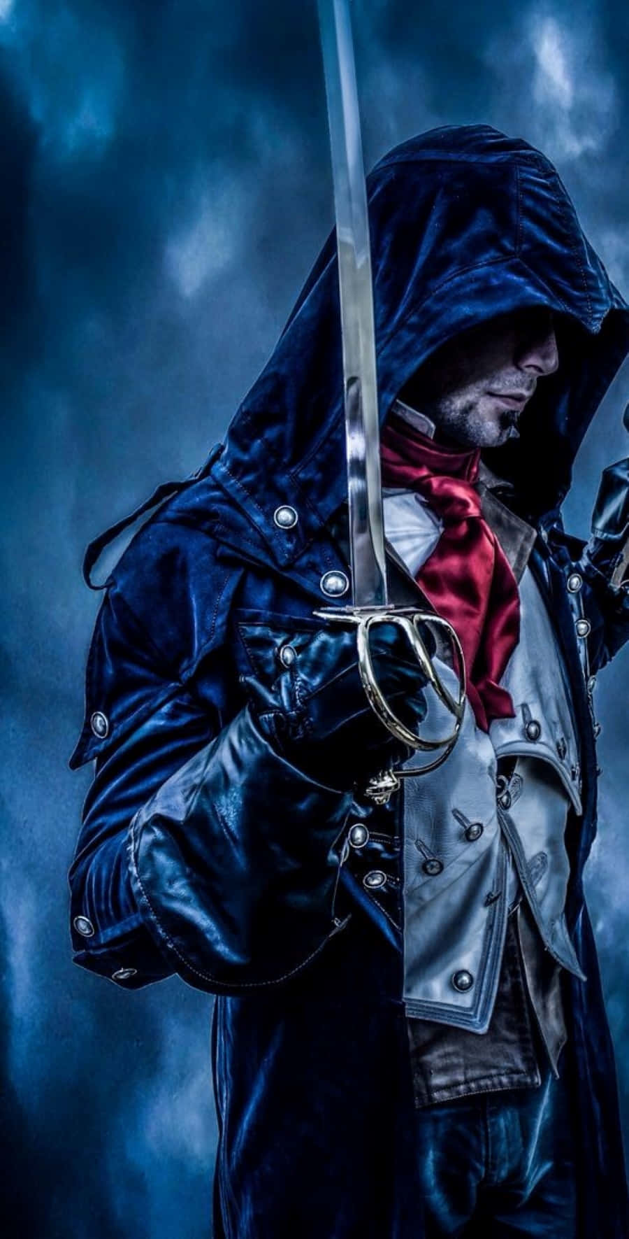 Arno Dorian 桌布 壁紙 — 一個身穿深色外套的蒙面刺客，在暴風雨般的藍色背景下，手持劍，光線戲劇性。