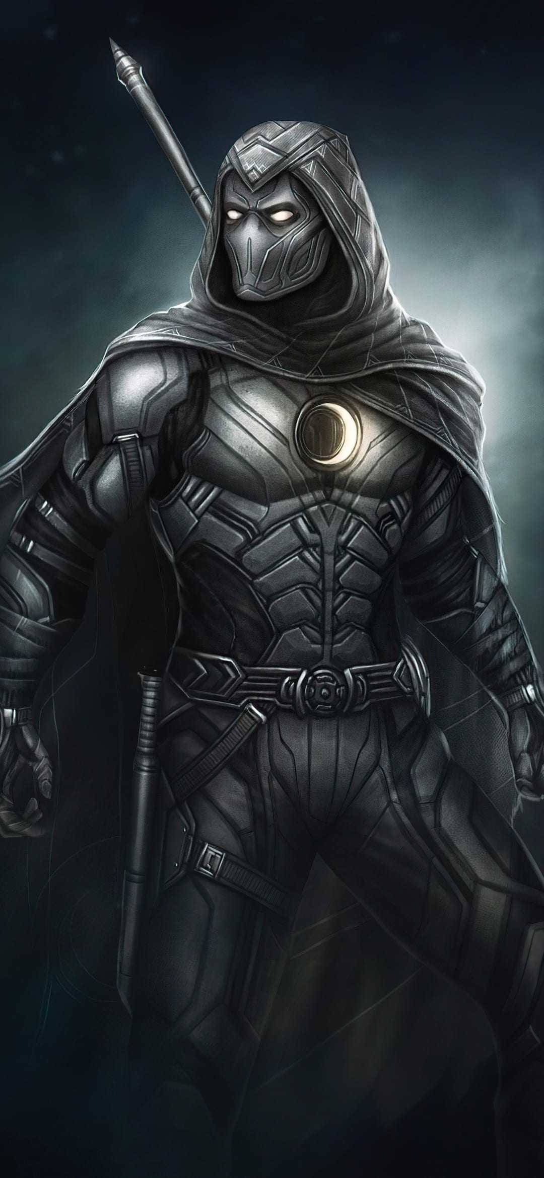 Moon Knight 桌布 壁紙 — 一個身穿深色盔甲、眼睛發光、披著連帽斗篷的人物，在煙霧繚繞的背景前威嚴地站立。