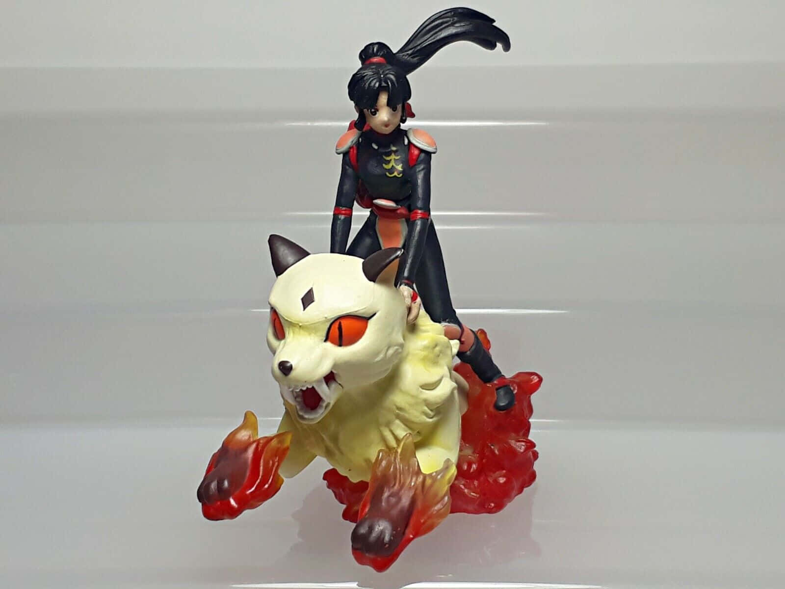 Kirara 桌布 壁紙 — 一個身穿深色衣服的動漫女孩騎著一隻火狐般的生物，背景為純白色。