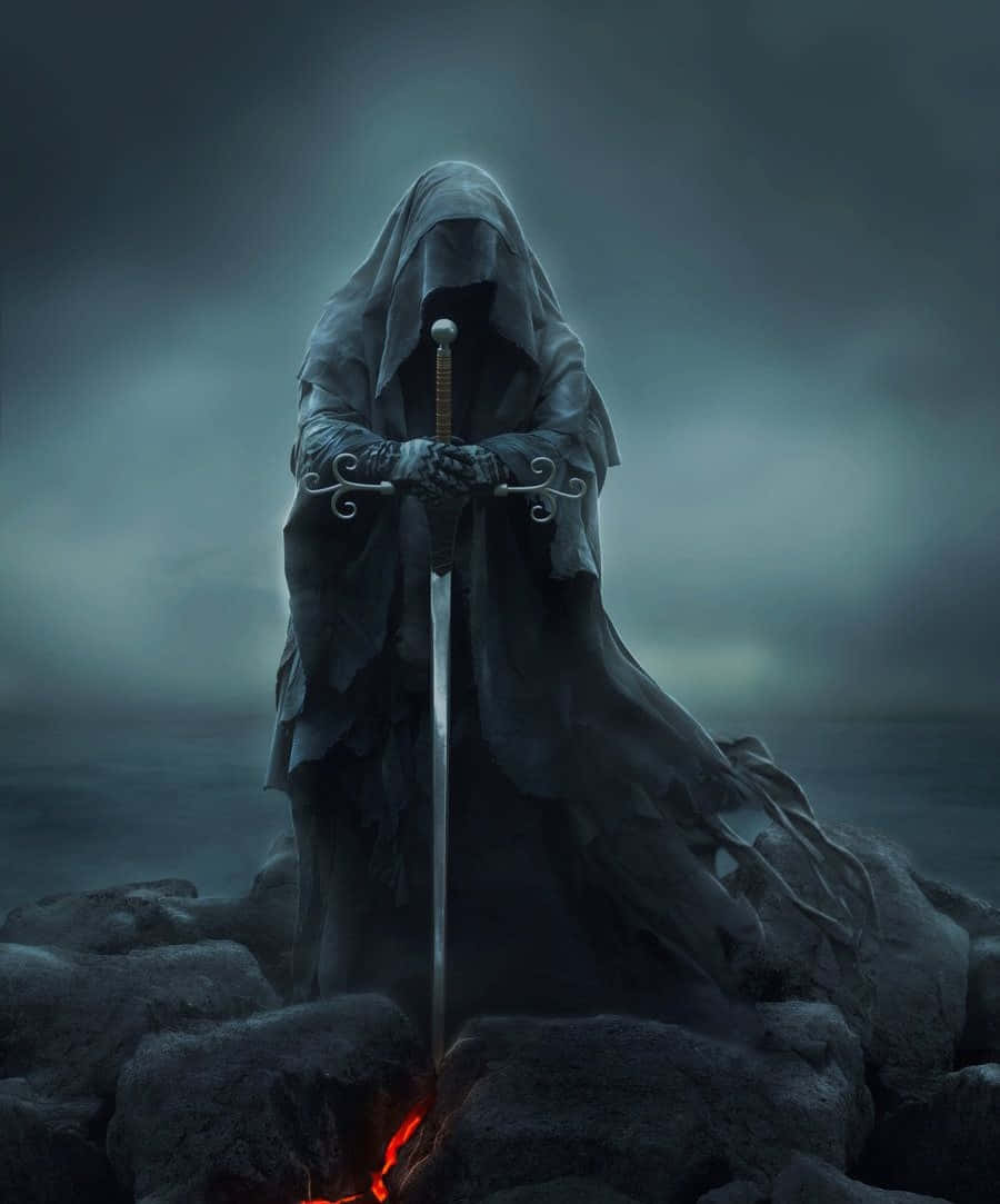 Dark Power 桌布 壁紙 — 一個身穿深色長袍的兜帽人物莊嚴地站在岩石地形上，手持一把劍柄發紅光的劍，背景是霧濛濛的灰色天空。