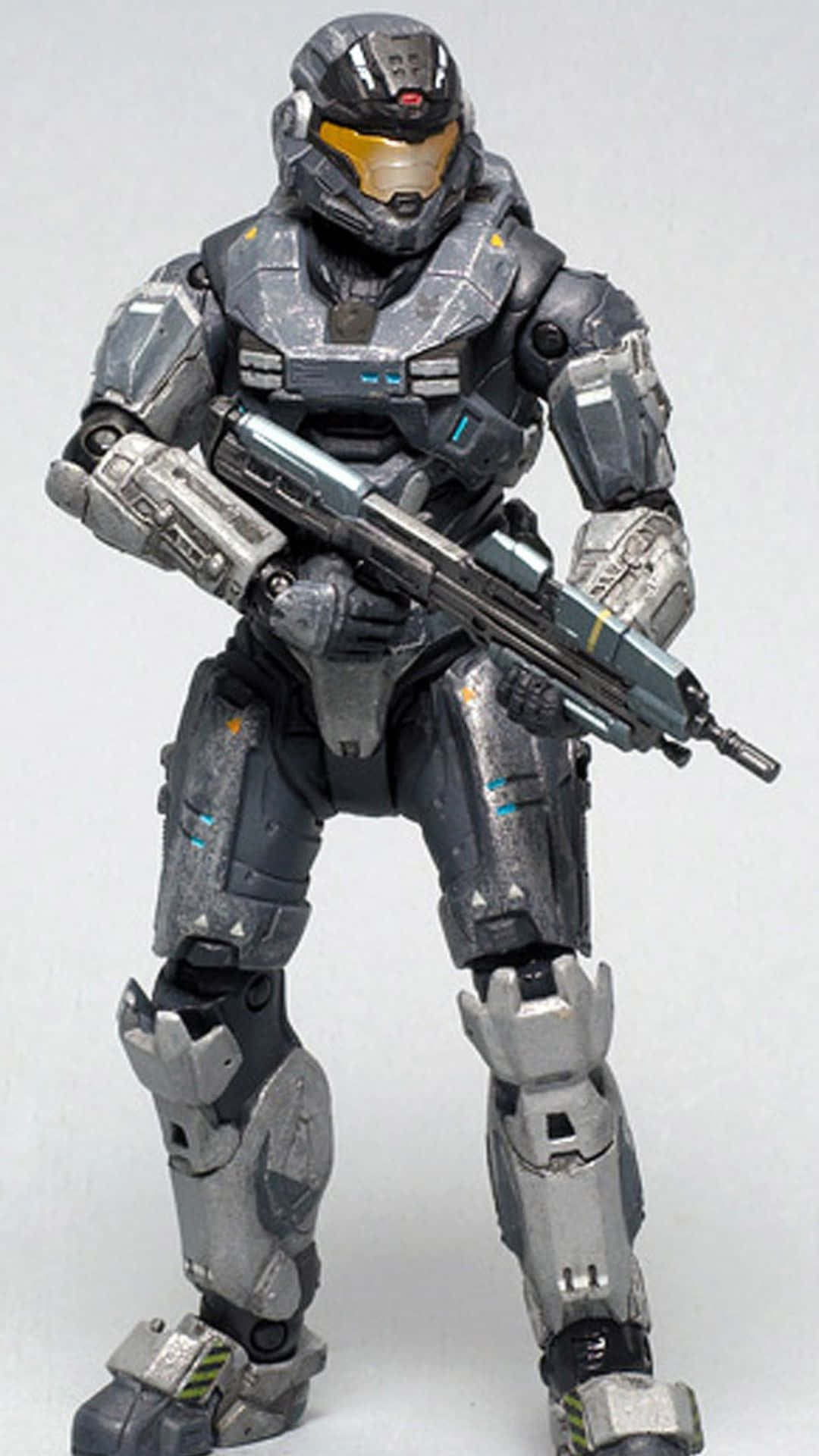 Noble Six 桌布 壁紙 — 一個身穿灰色盔甲、手持步槍的未來士兵詳細動作人偶，背景為純白色。