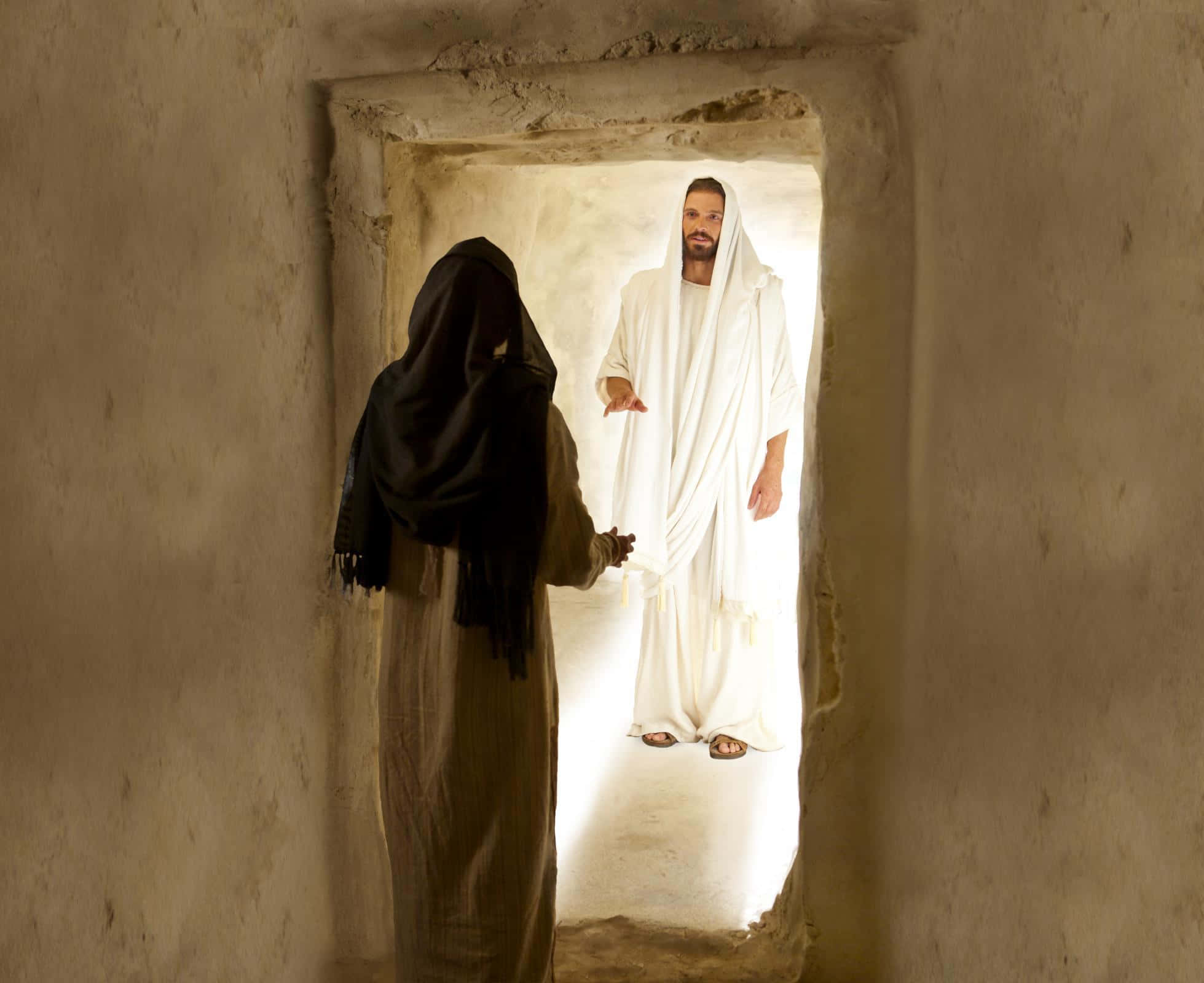 Mary Magdalene 桌布 壁紙 — 一個身穿白袍的人物站在明亮的門口，面向一個在昏暗石室中戴著面紗的人。