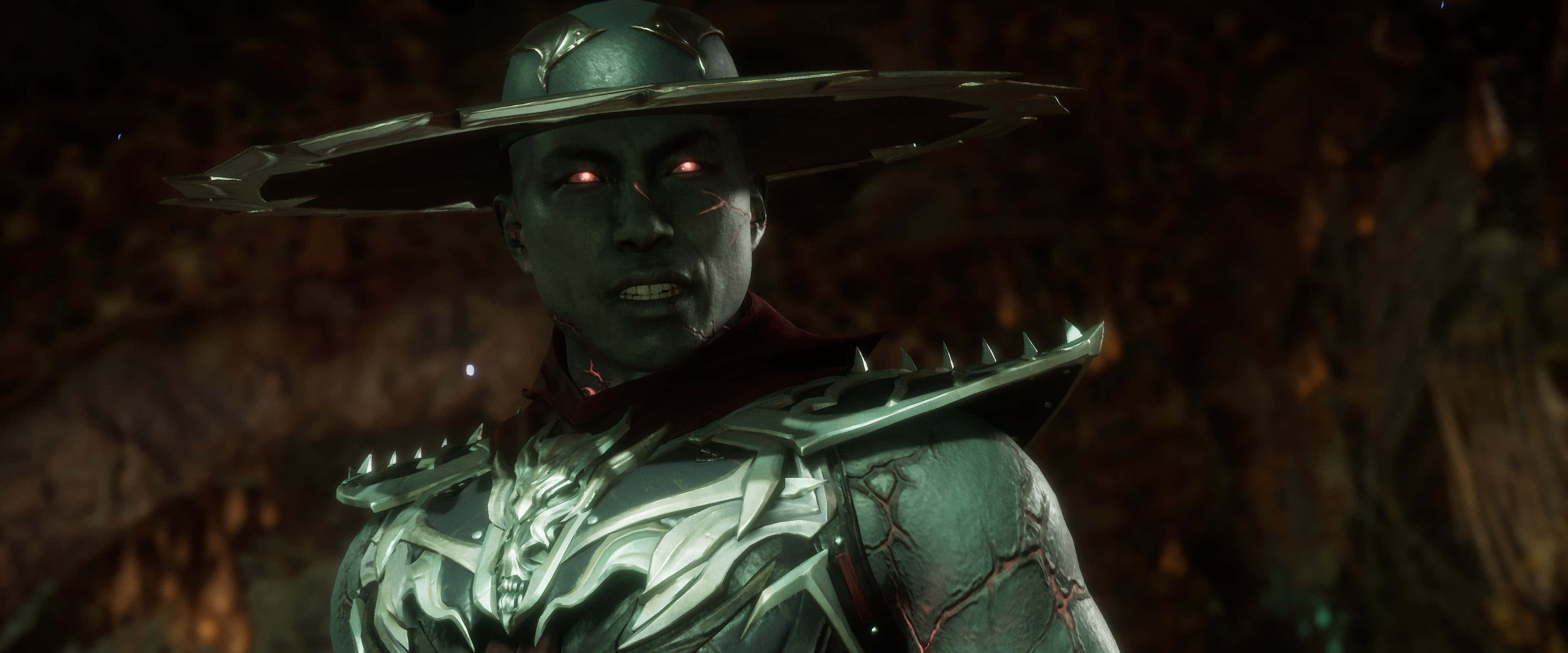 Mortal Kombat Kung Lao 桌布 壁紙 — 一個身穿盔甲、眼睛發出紅光、戴著寬邊帽的威嚇戰士，站在一個黑暗的洞穴中。