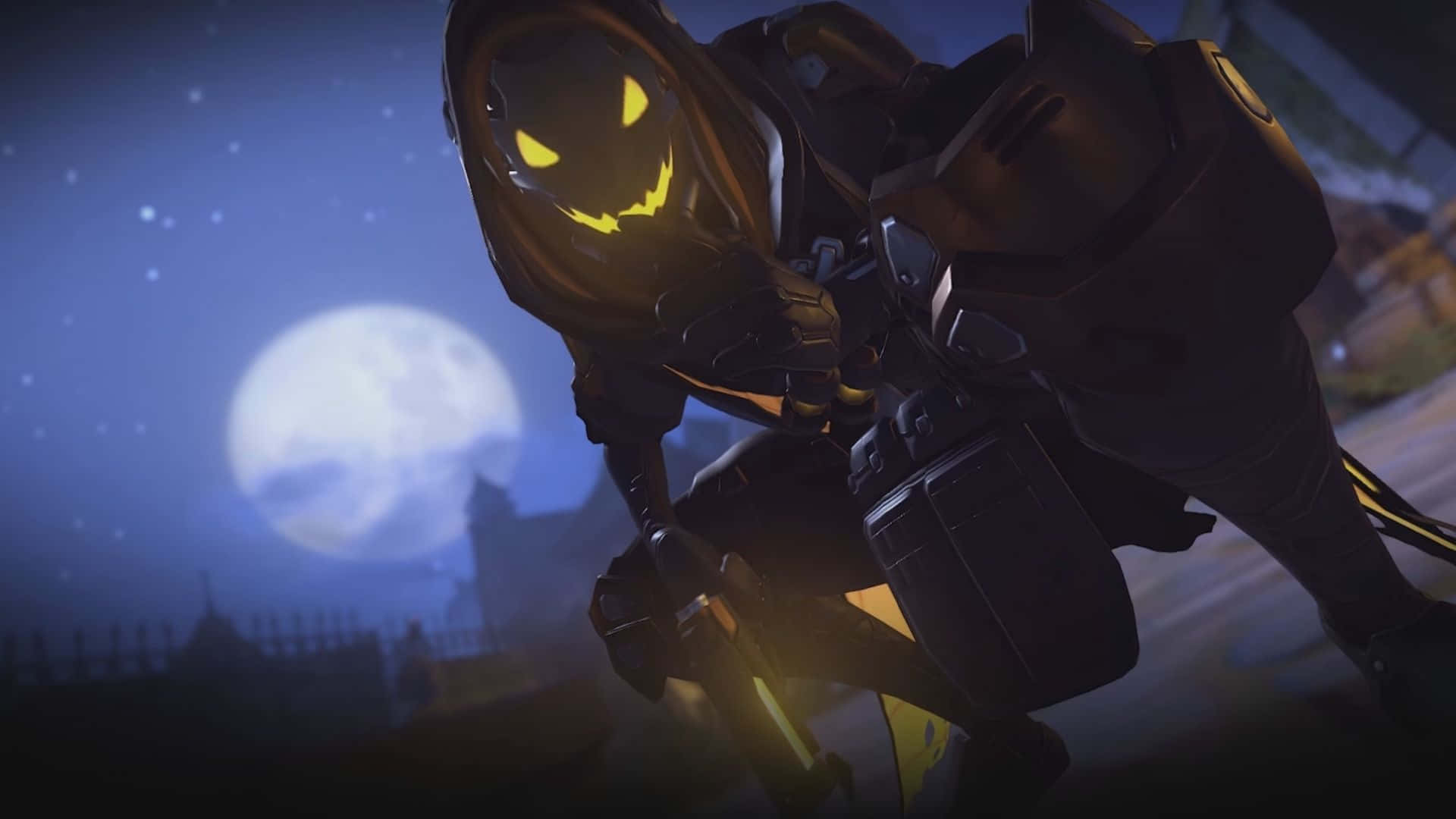 Overwatch Ana 桌布 壁紙 — 一個身穿盔甲、頭戴發光南瓜頭盔的威嚇人物，站在滿月下的詭異夜景中。