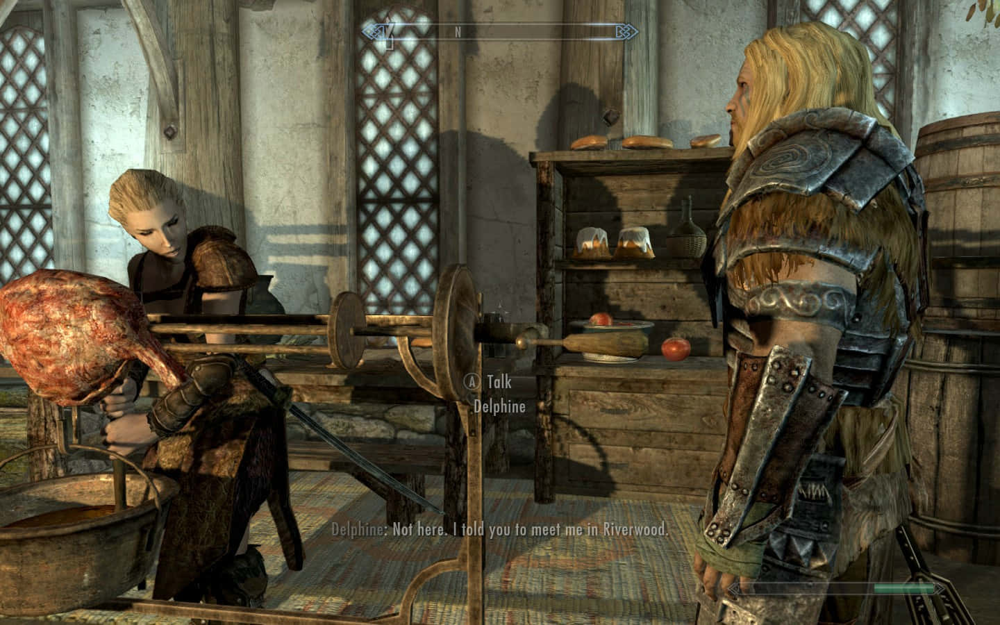 Skyrim Delphine 桌布 壁紙 — 一個身穿盔甲的角色在一個有木樑和掛肉的鄉村中世紀酒館中與另一個角色對峙。