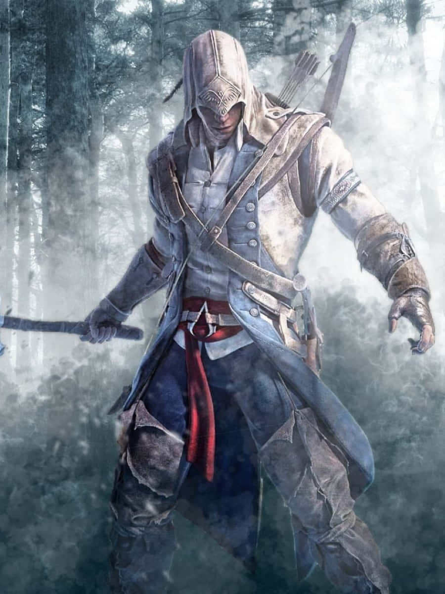 Connor Kenway 桌布 壁紙 — 一個身穿破爛衣服的戴帽刺客，站在迷霧森林中，手持刀劍和弓箭，散發著隱蔽和危險的氣息。