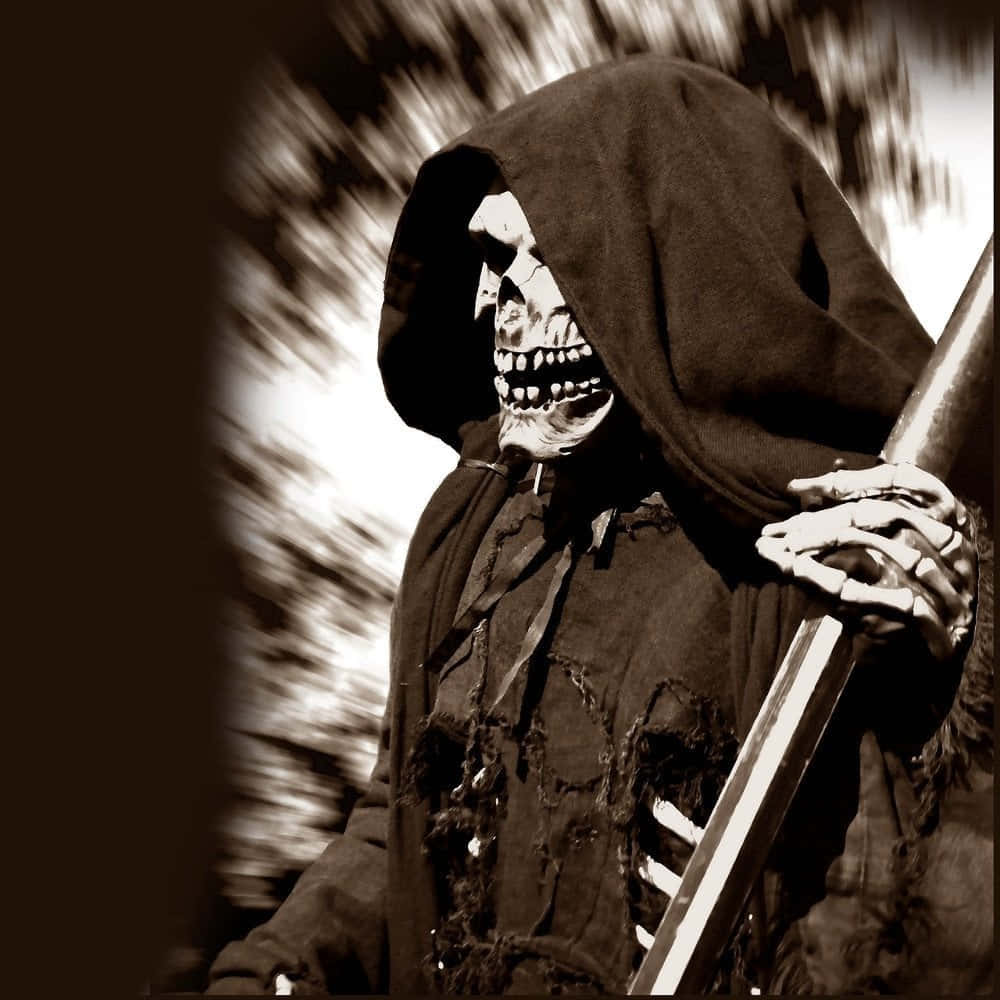 死神 桌布 壁紙 — 一個身穿破爛連帽長袍的骷髏死神，在棕褐色調的模糊動態背景前緊握鐮刀。